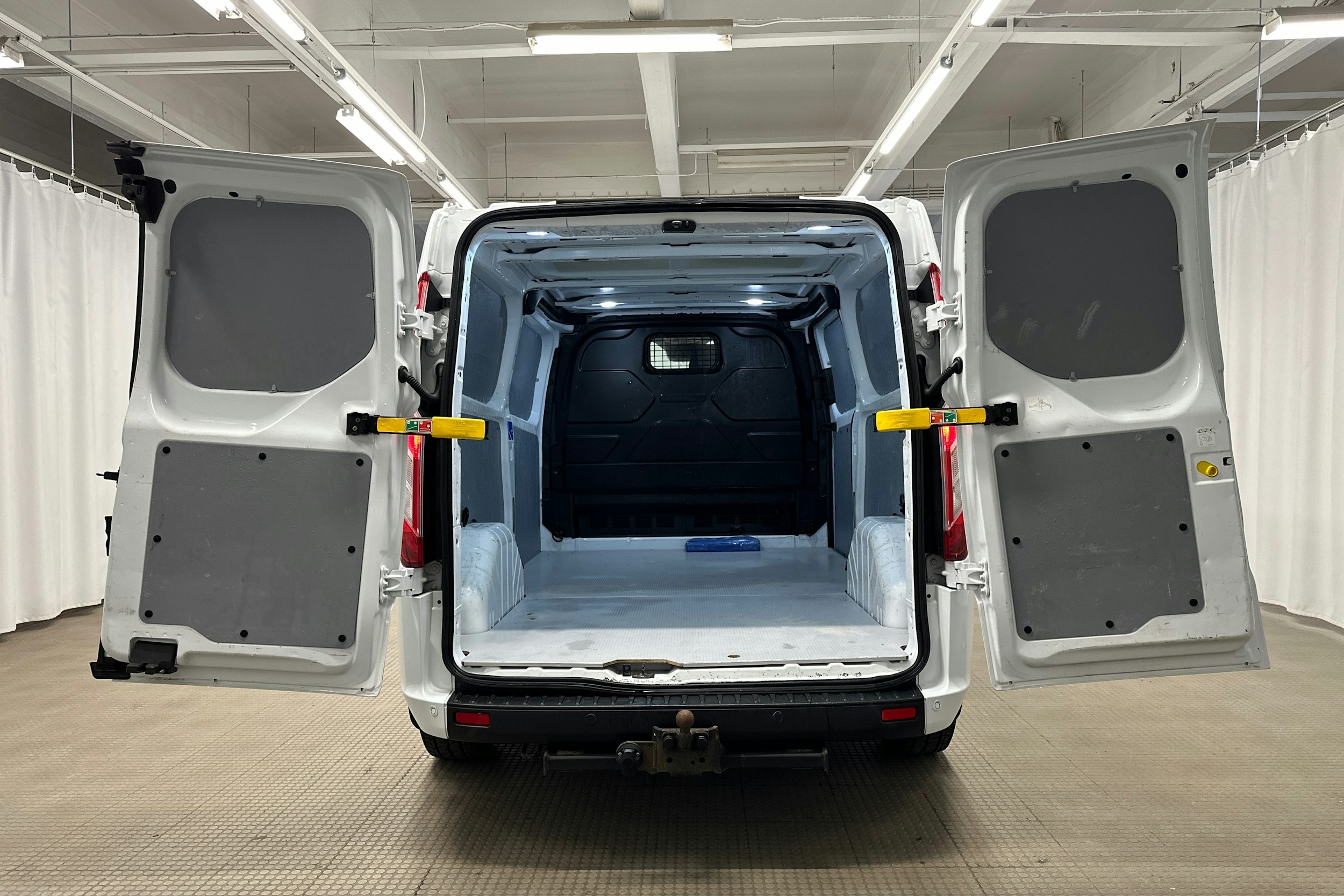 valkoinen Ford Transit Custom 2021 kuva 9.