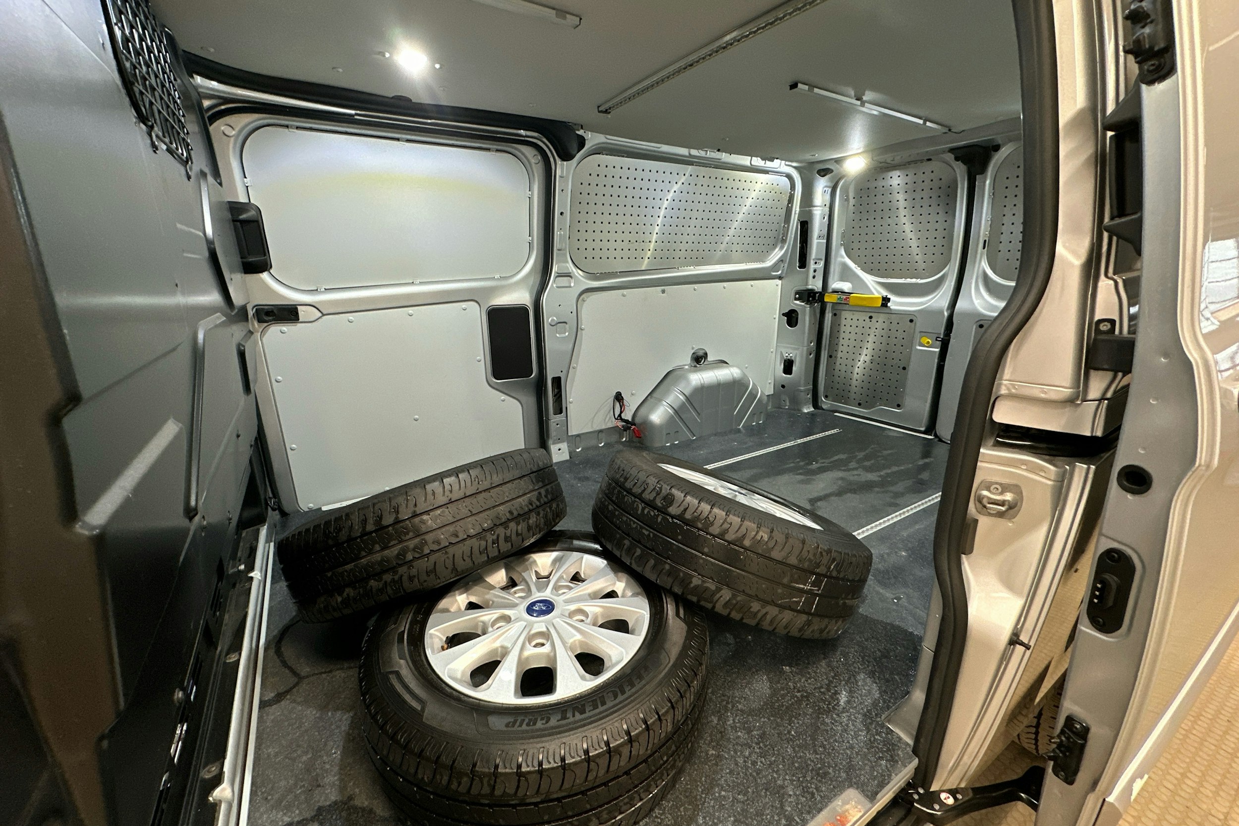 hopea Ford Transit Custom 2021 kuva 15.