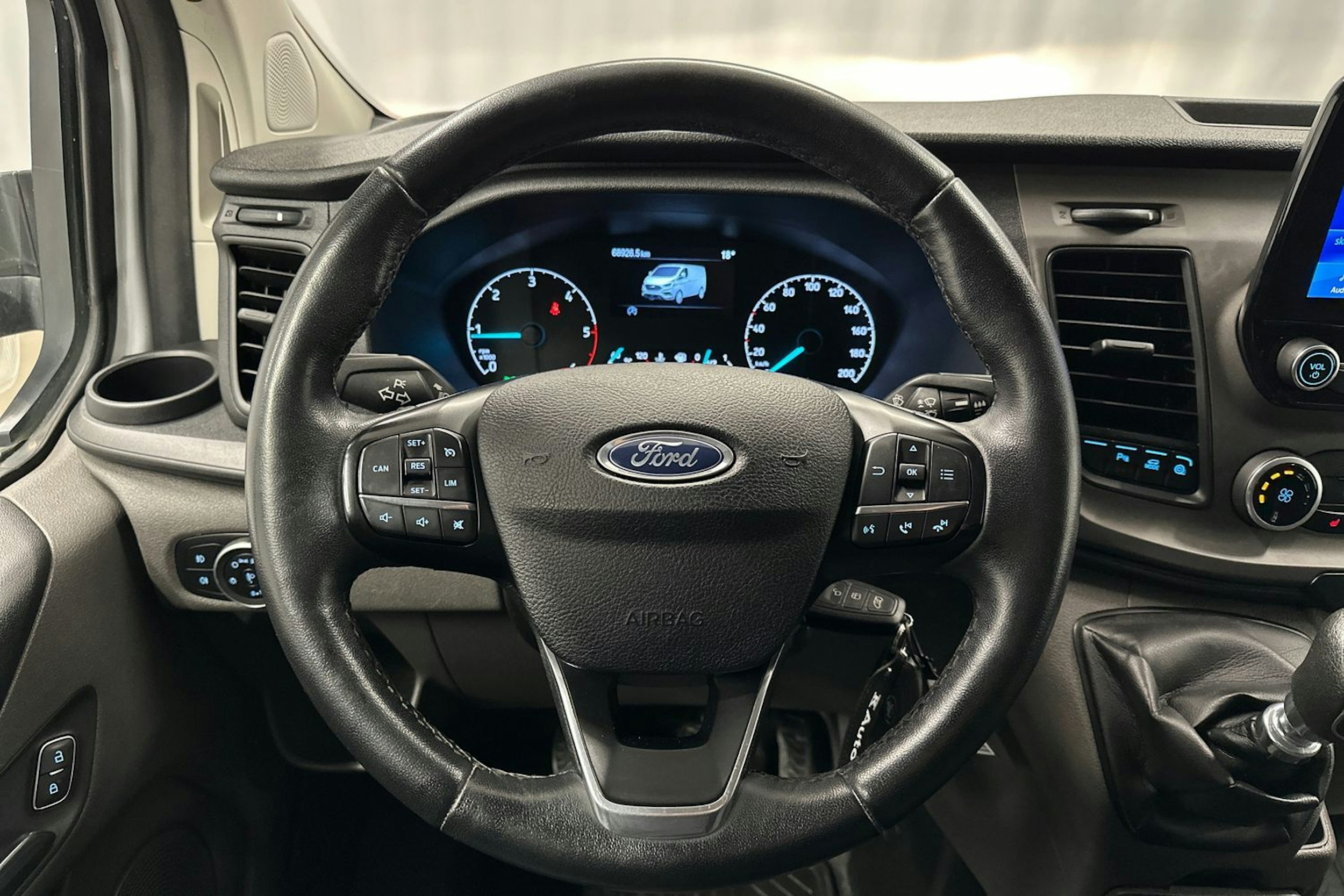 valkoinen Ford Transit Custom 2021 kuva 11.