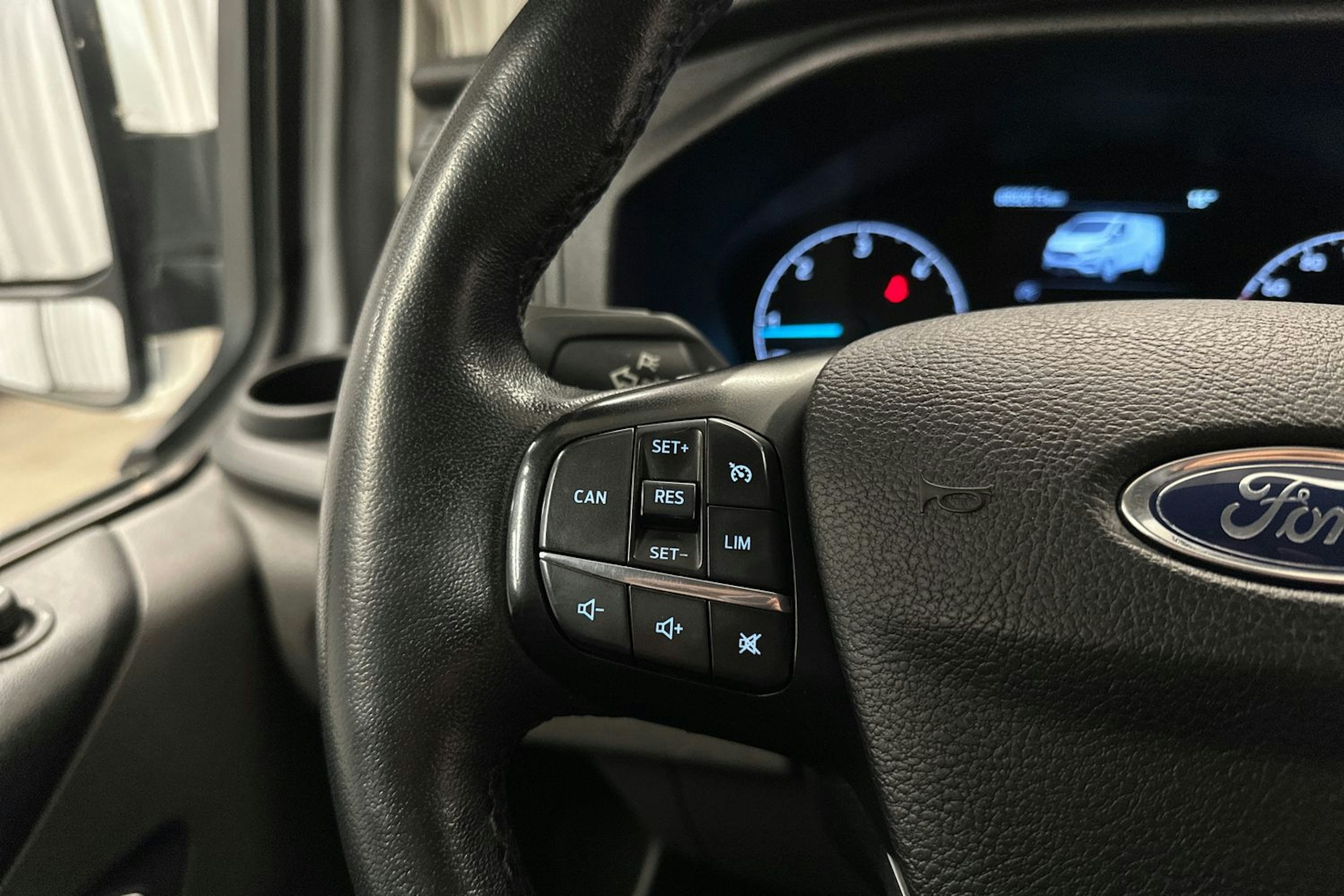 valkoinen Ford Transit Custom 2021 kuva 12.