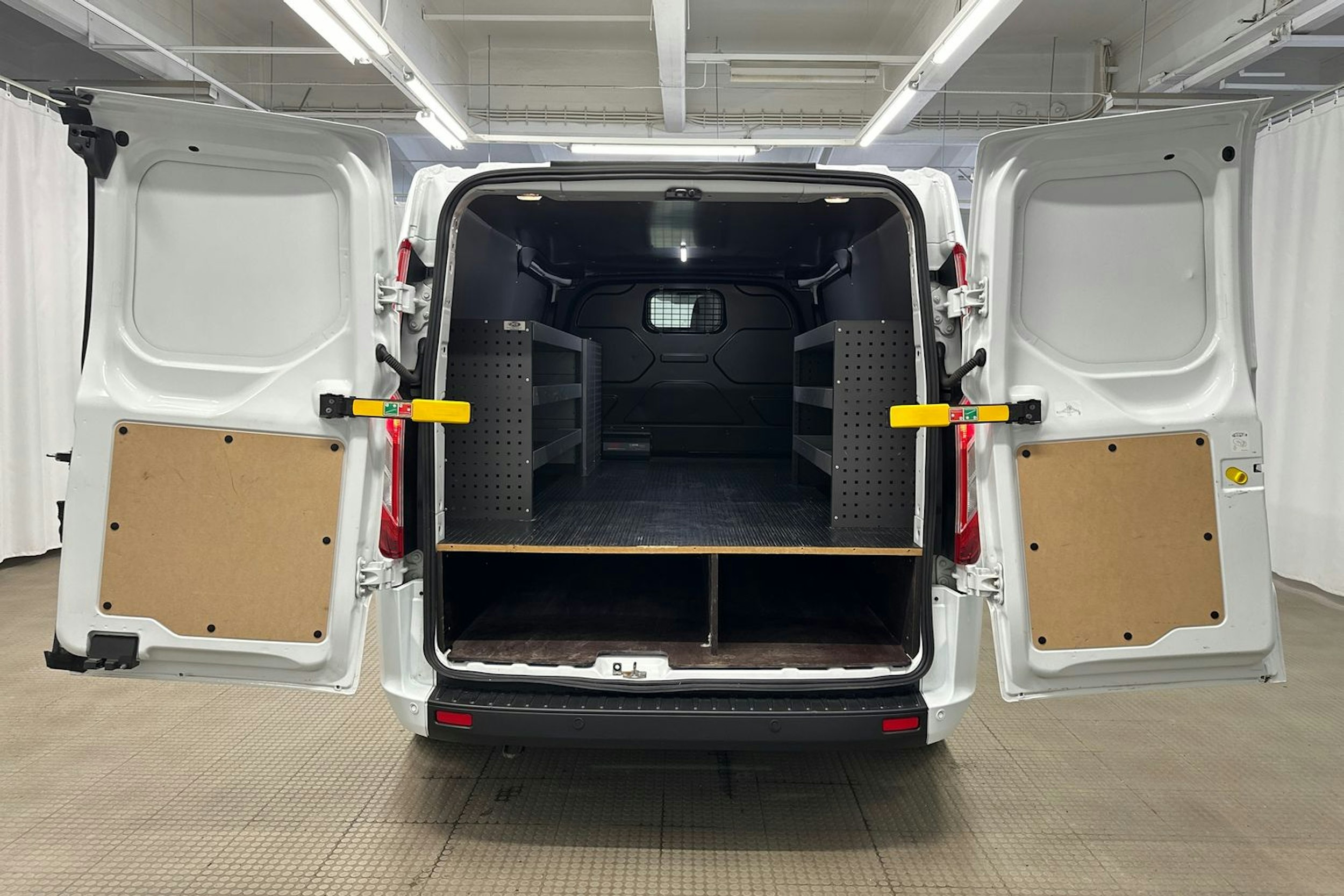 valkoinen Ford Transit Custom 2021 kuva 9.