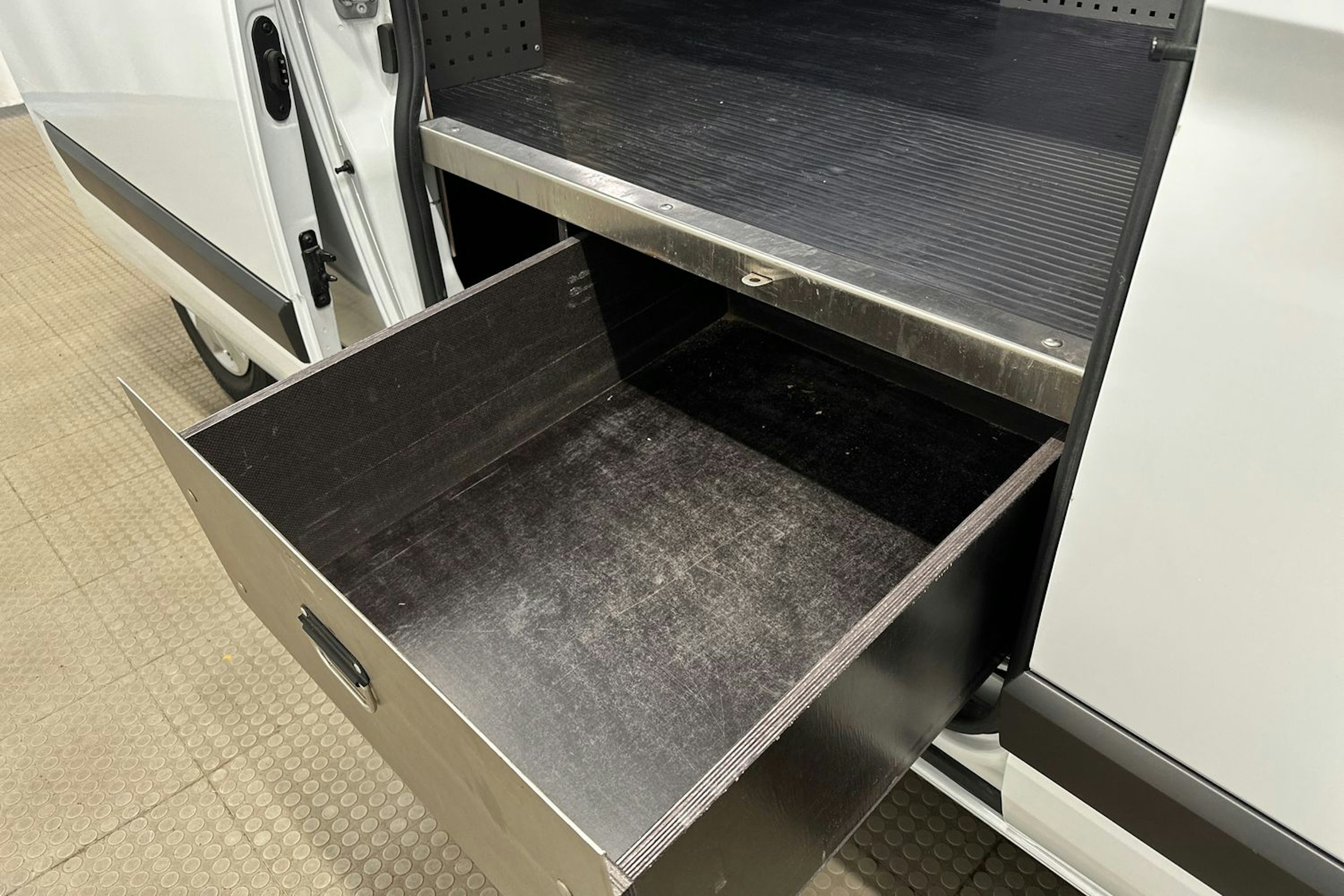 valkoinen Ford Transit Custom 2021 kuva 13.