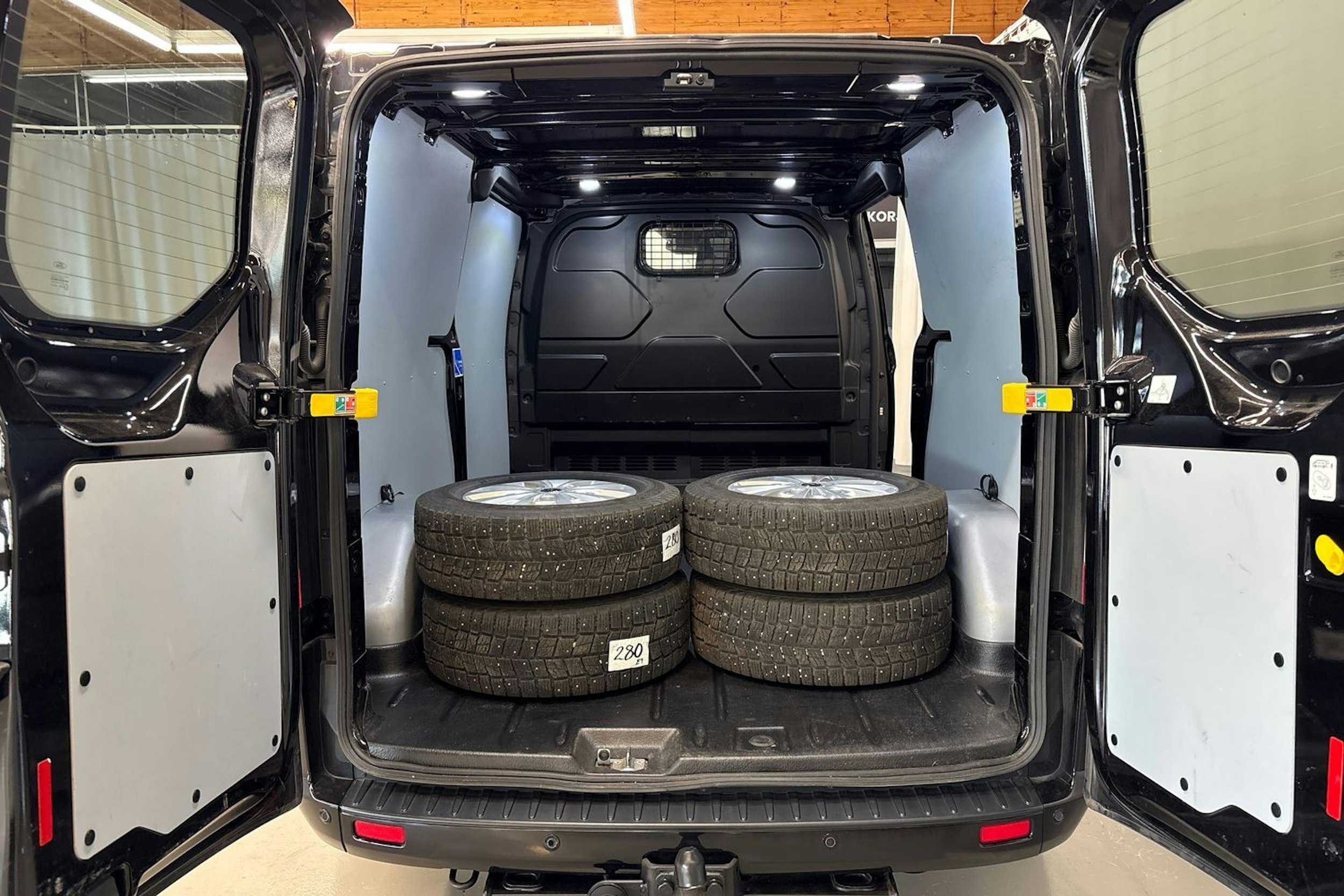 musta Ford Transit Custom 2021 kuva 30.