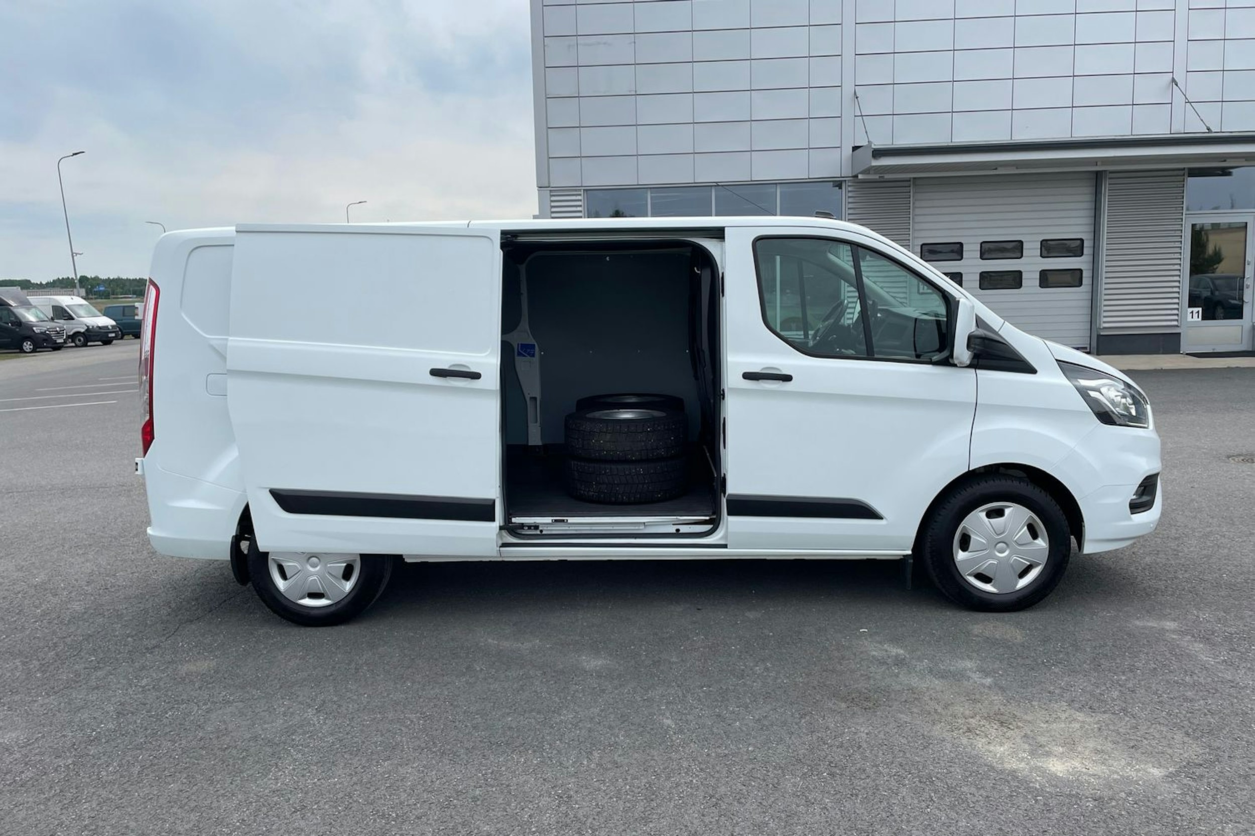 valkoinen Ford Transit Custom 2021 kuva 13.