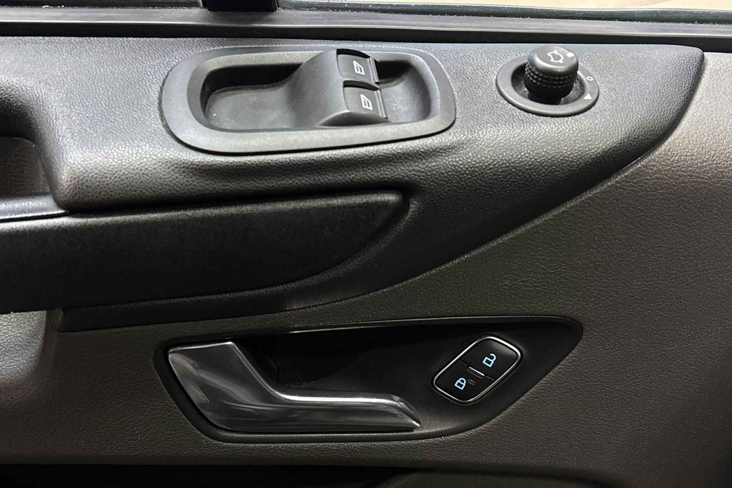 sininen Ford Transit Custom 2021 kuva 13.