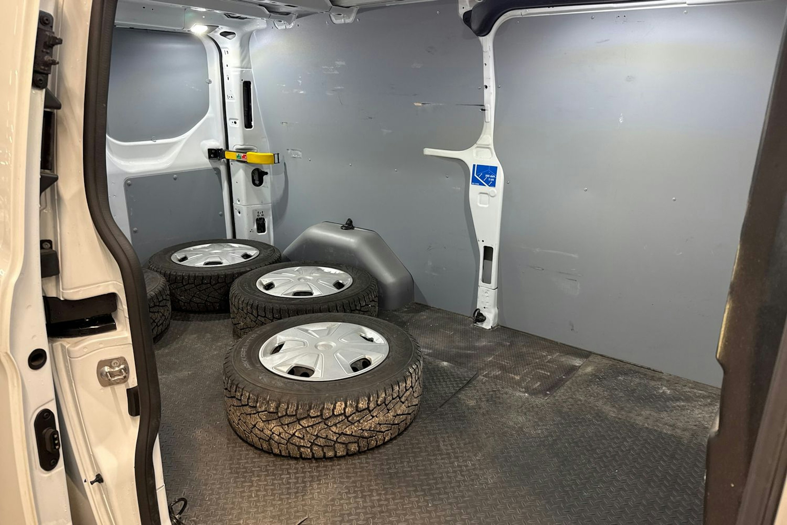 Valkoinen Ford Transit Custom 2022 kuva 13.