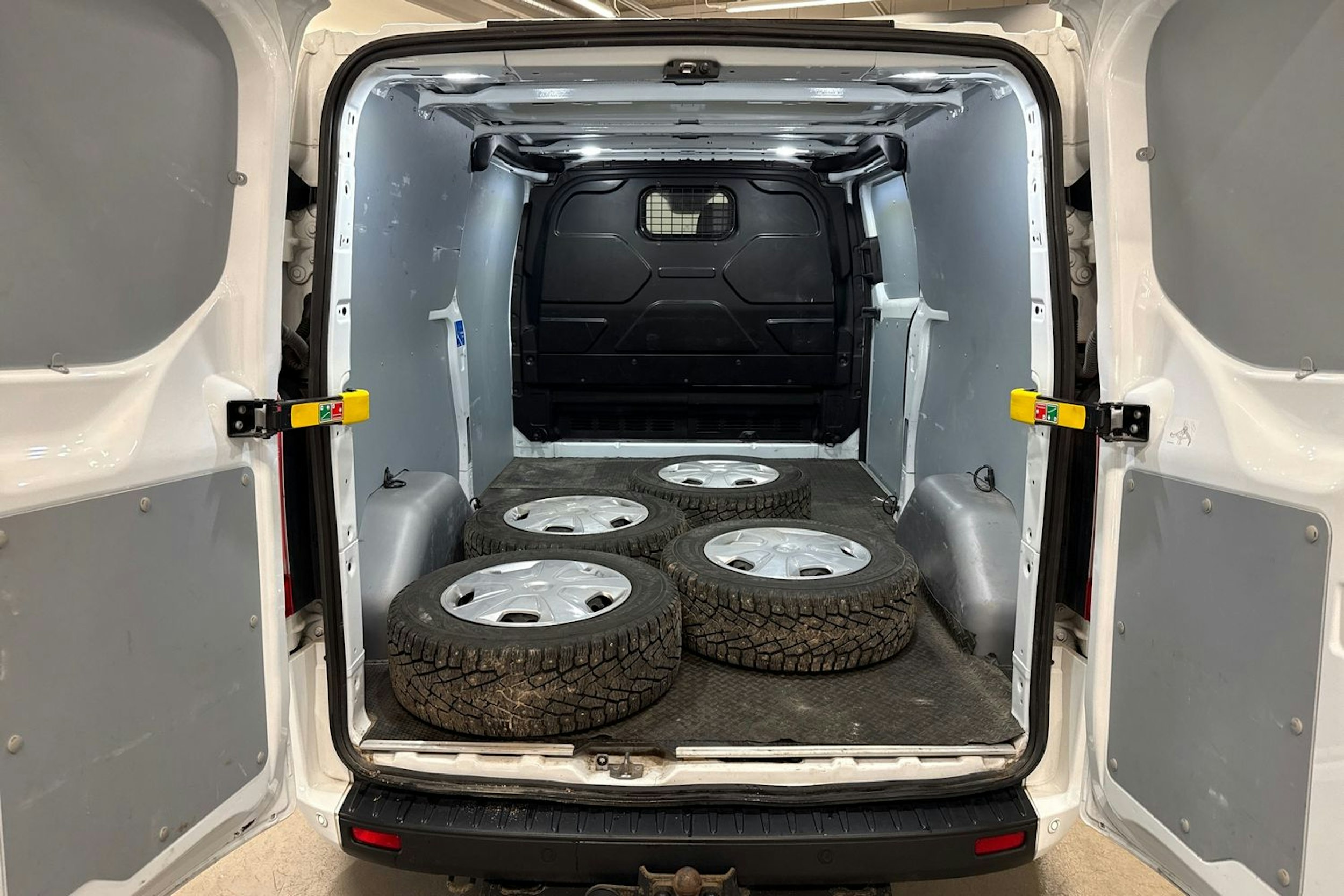 Valkoinen Ford Transit Custom 2022 kuva 14.