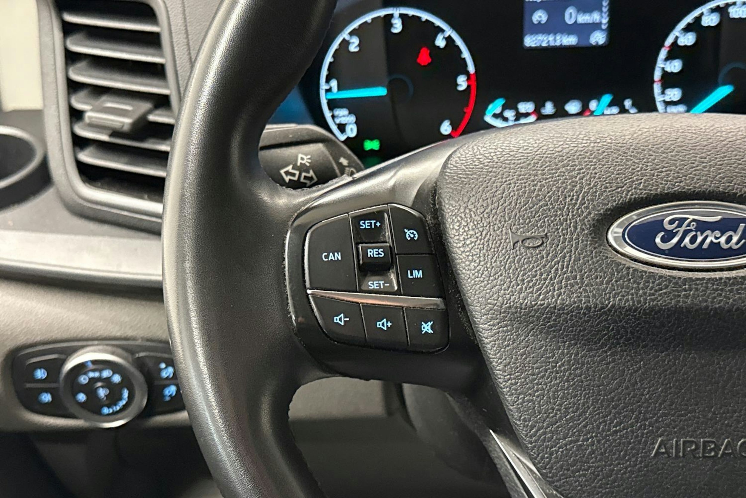 Valkoinen Ford Transit Custom 2022 kuva 18.