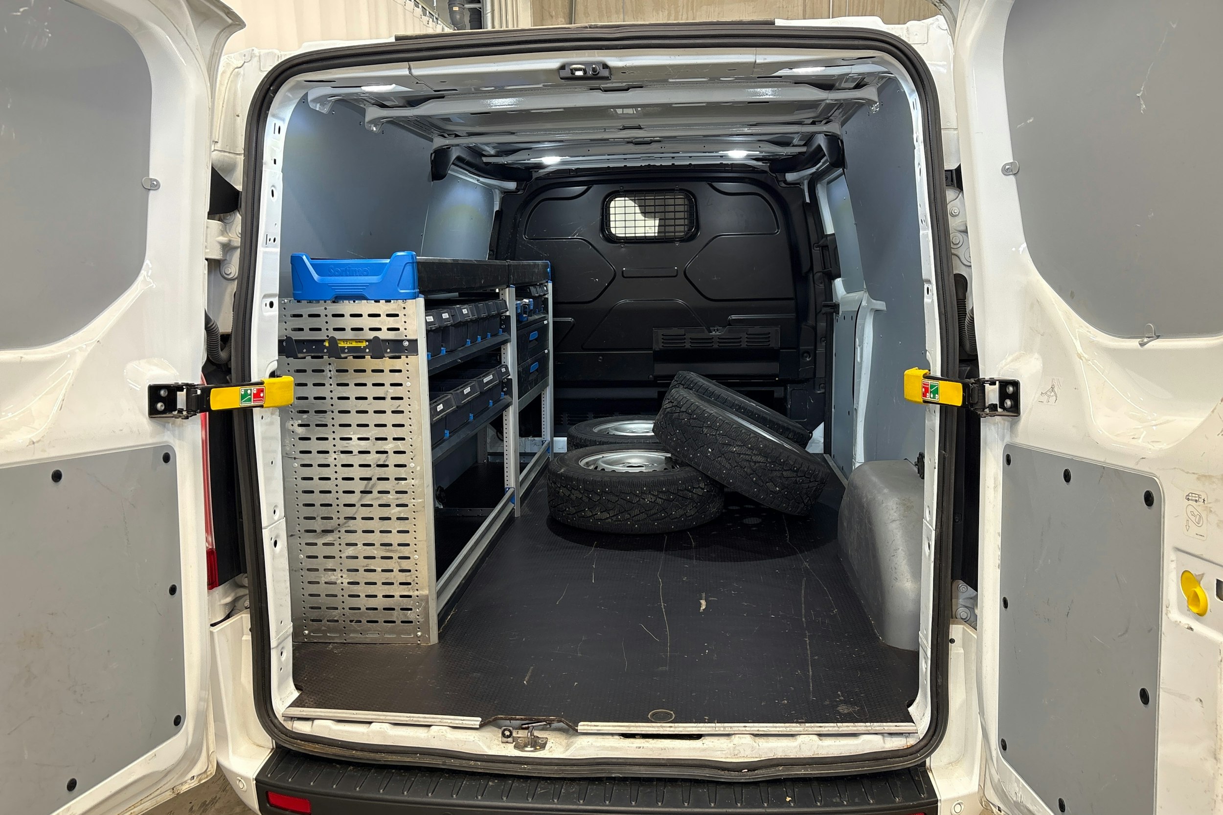 valkoinen Ford Transit Custom 2022 kuva 10.