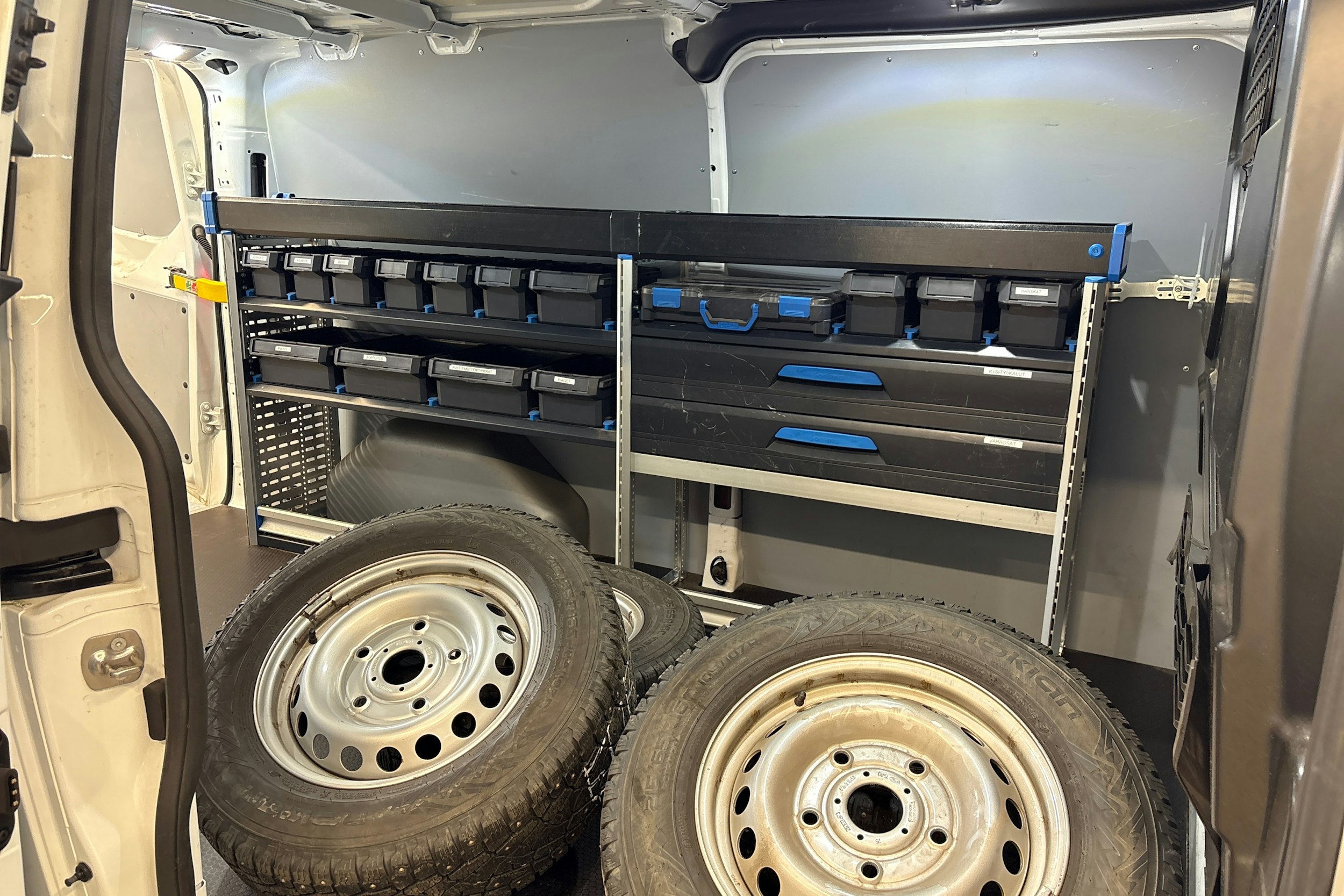 valkoinen Ford Transit Custom 2022 kuva 11.