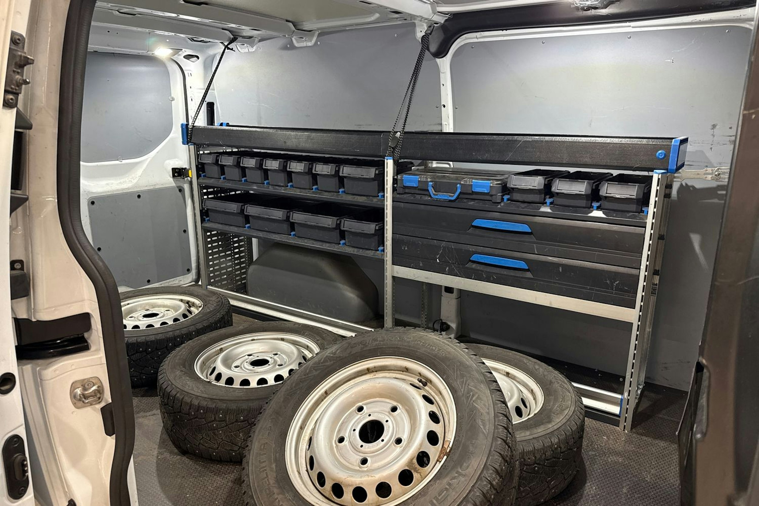 Valkoinen Ford Transit Custom 2022 kuva 10.
