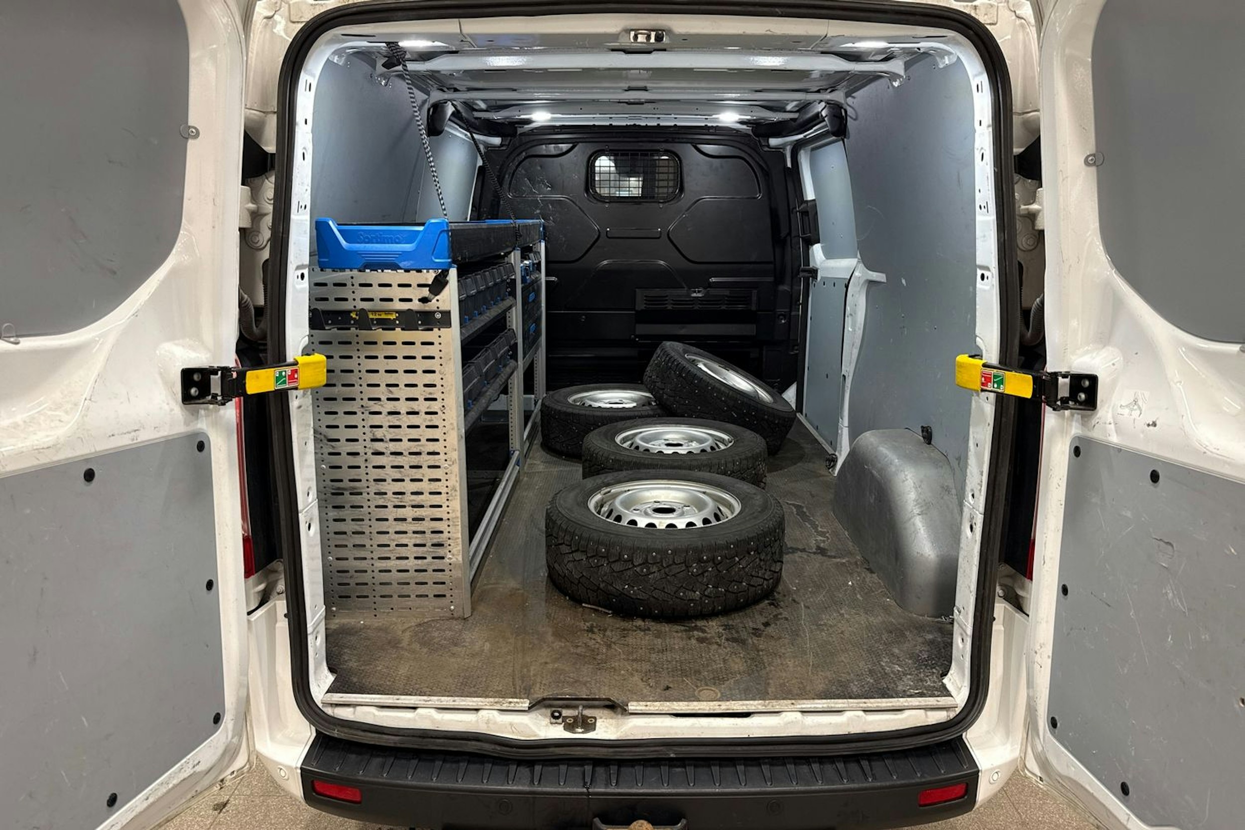 Valkoinen Ford Transit Custom 2022 kuva 11.