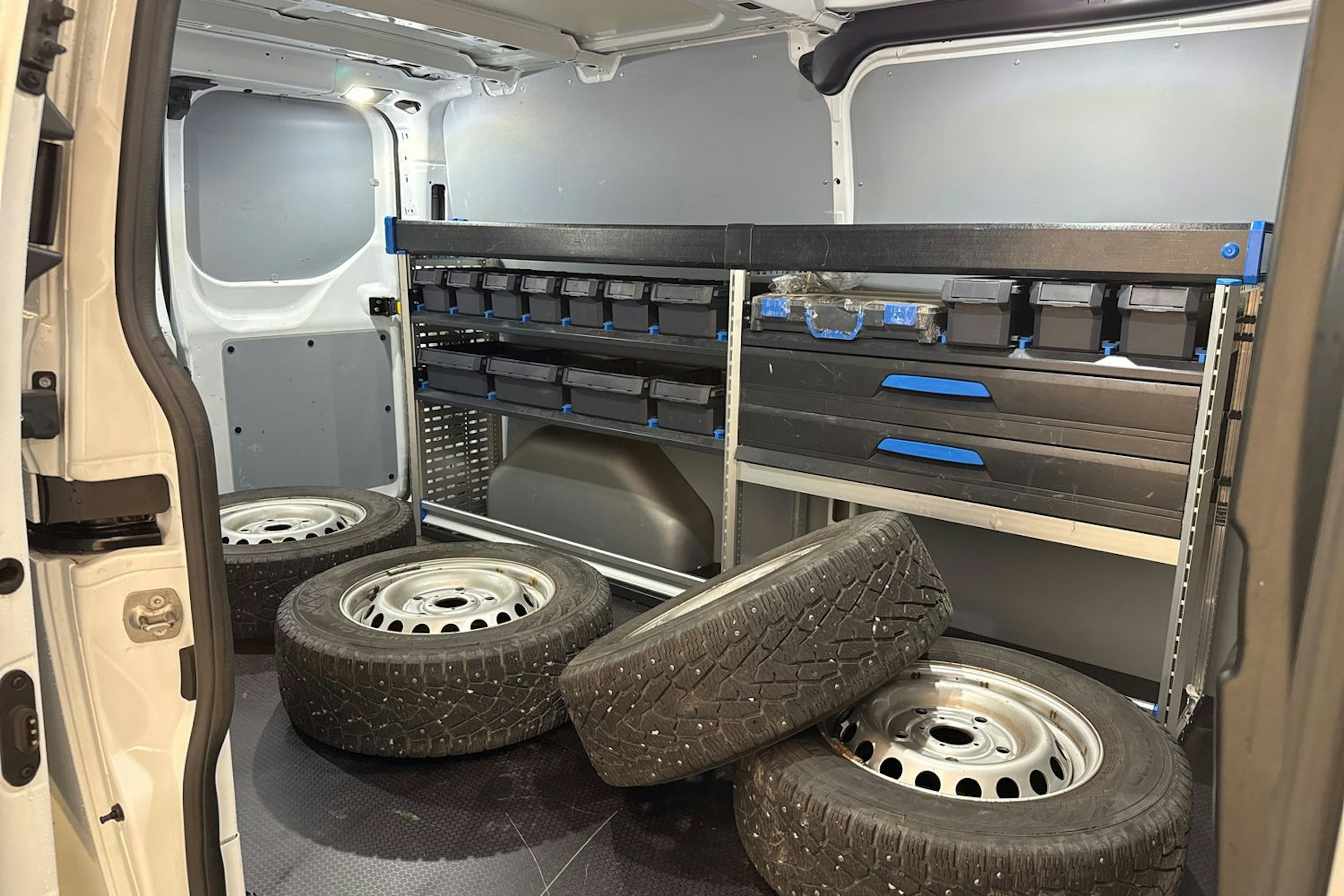 valkoinen Ford Transit Custom 2022 kuva 24.