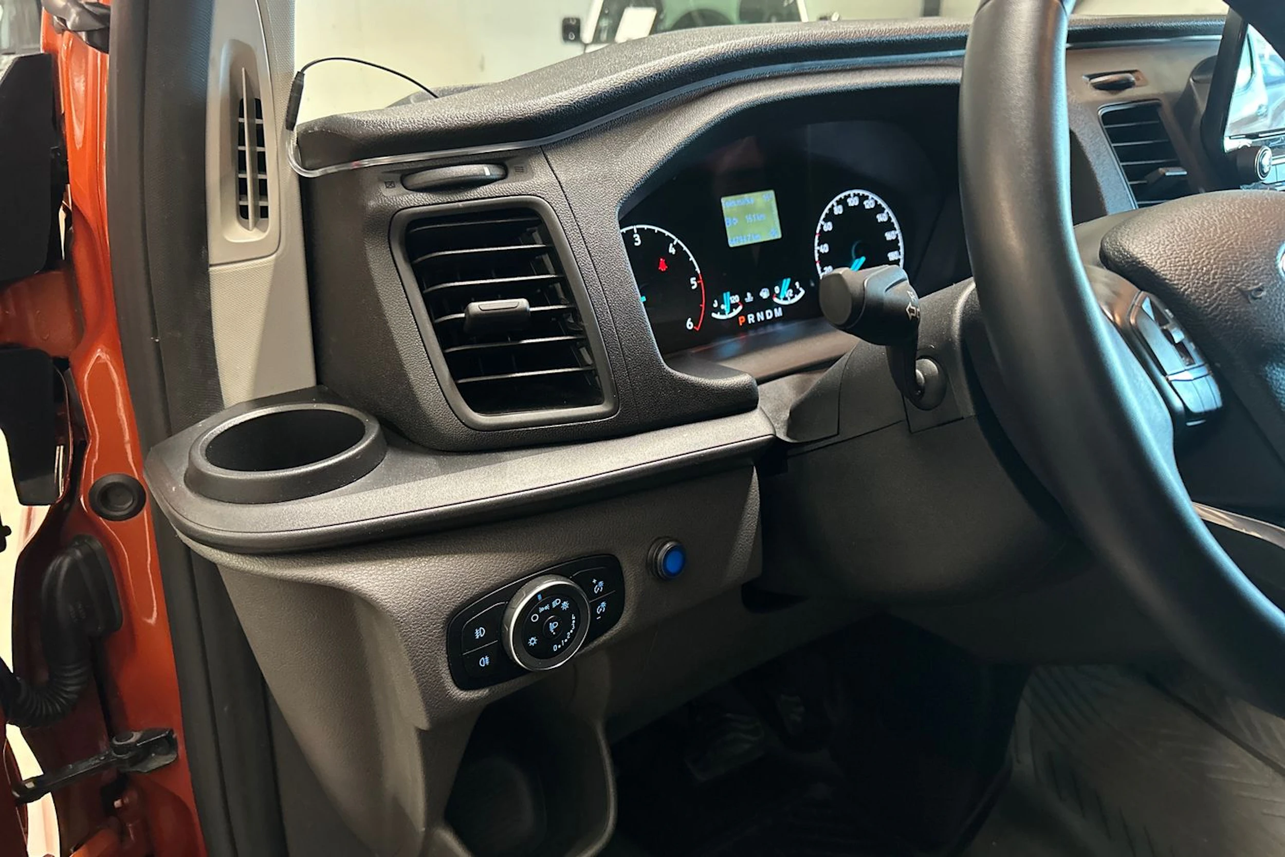oranssi Ford Transit Custom 2022 kuva 4.