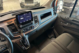 oranssi Ford Transit Custom 2022 kuva 5.