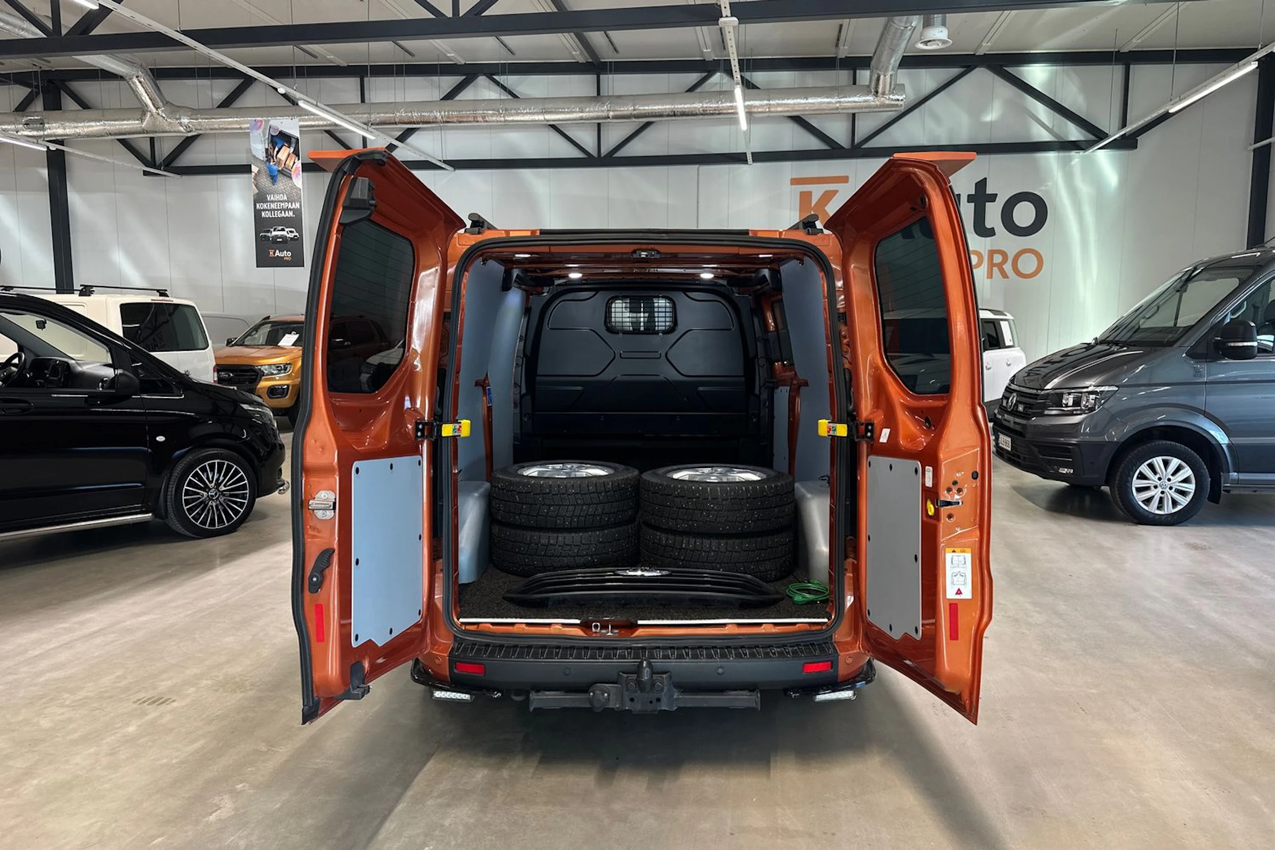 oranssi Ford Transit Custom 2022 kuva 7.