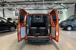oranssi Ford Transit Custom 2022 kuva 7.
