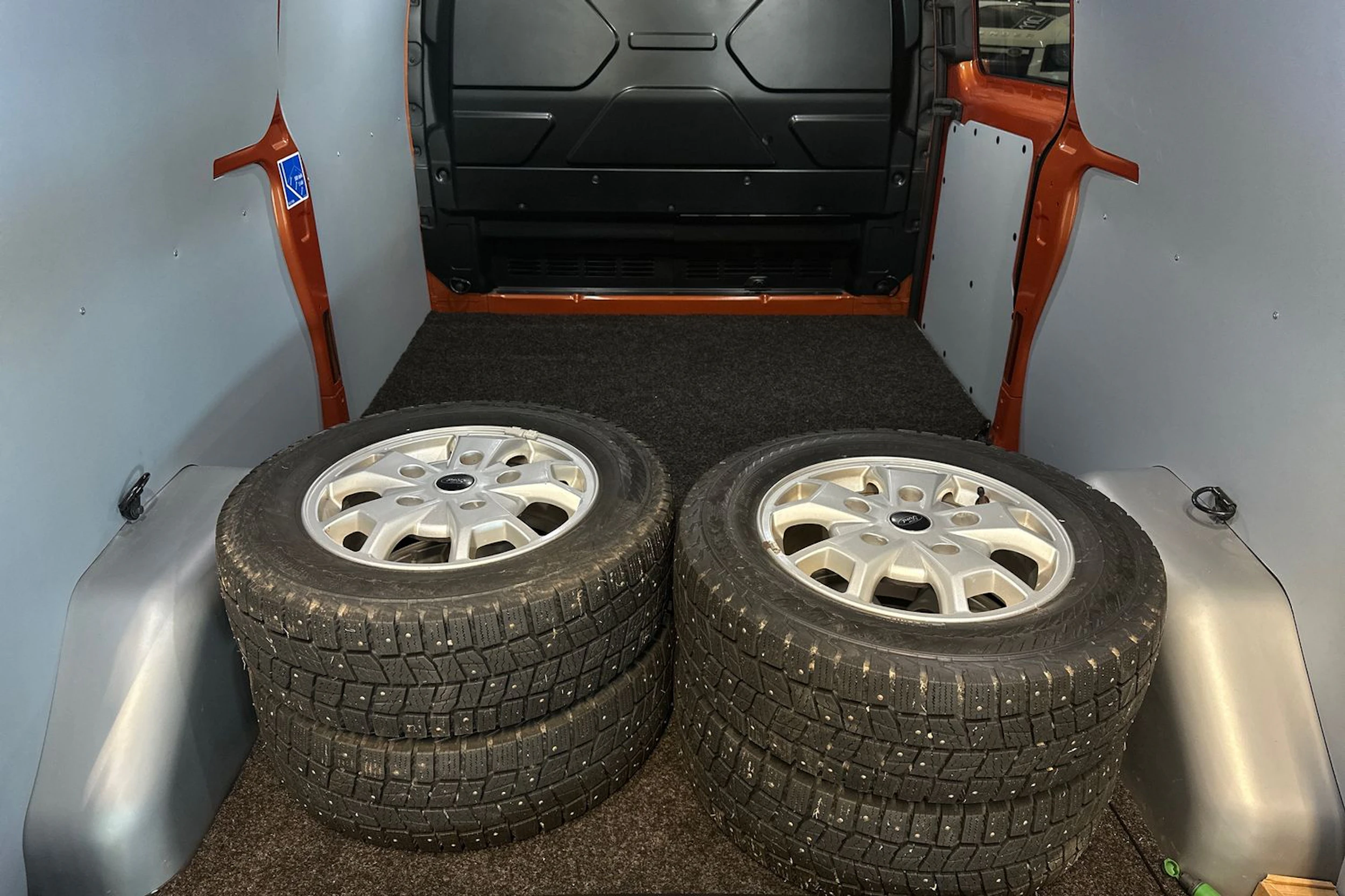 oranssi Ford Transit Custom 2022 kuva 8.
