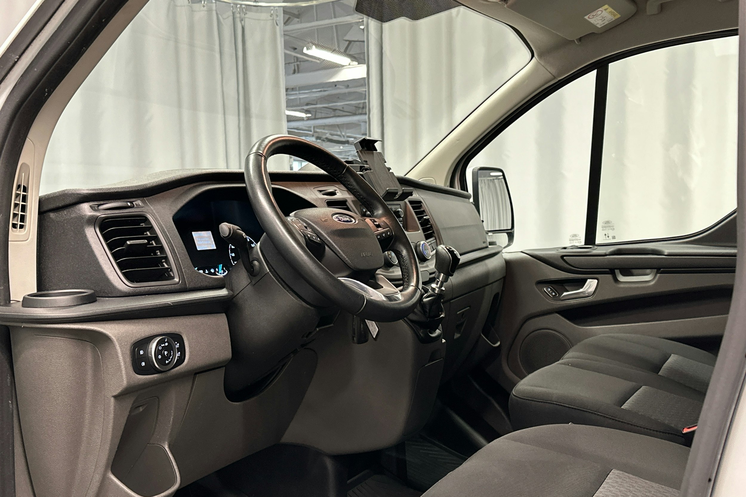 valkoinen Ford Transit Custom 2022 kuva 9.