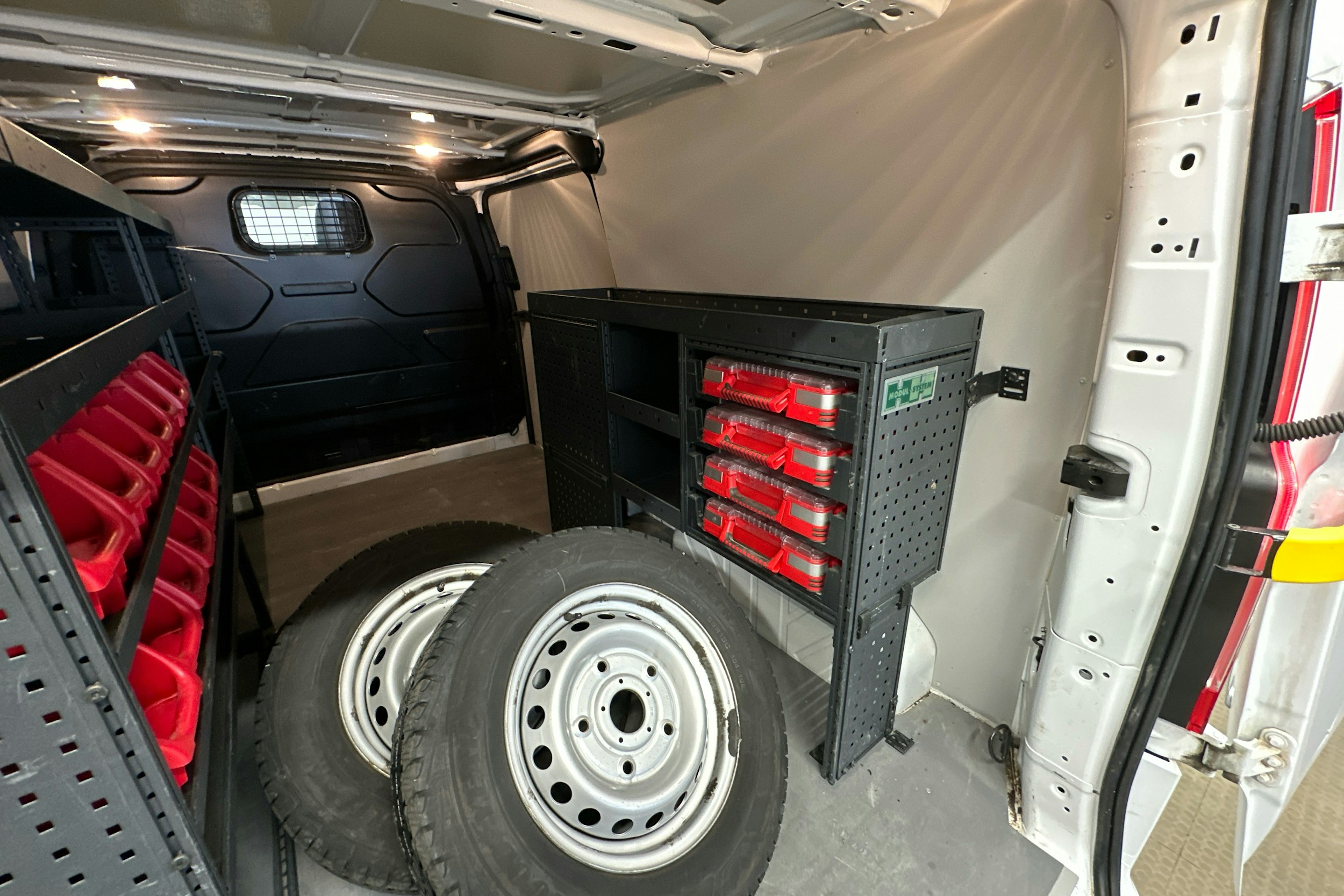 valkoinen Ford Transit Custom 2022 kuva 16.