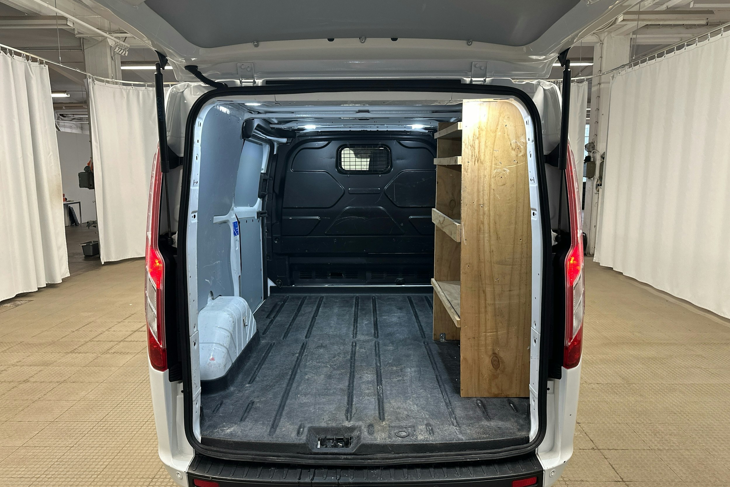 valkoinen Ford Transit Custom 2022 kuva 16.