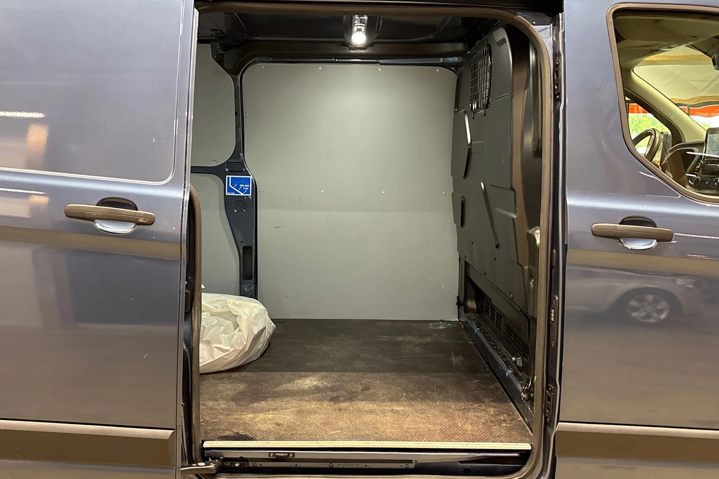 sininen Ford Transit Custom 2023 kuva 26.