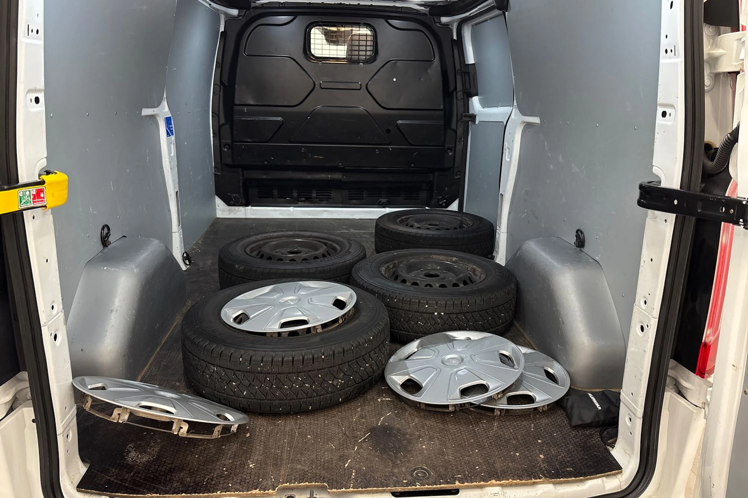 valkoinen Ford Transit Custom 2023 kuva 24.