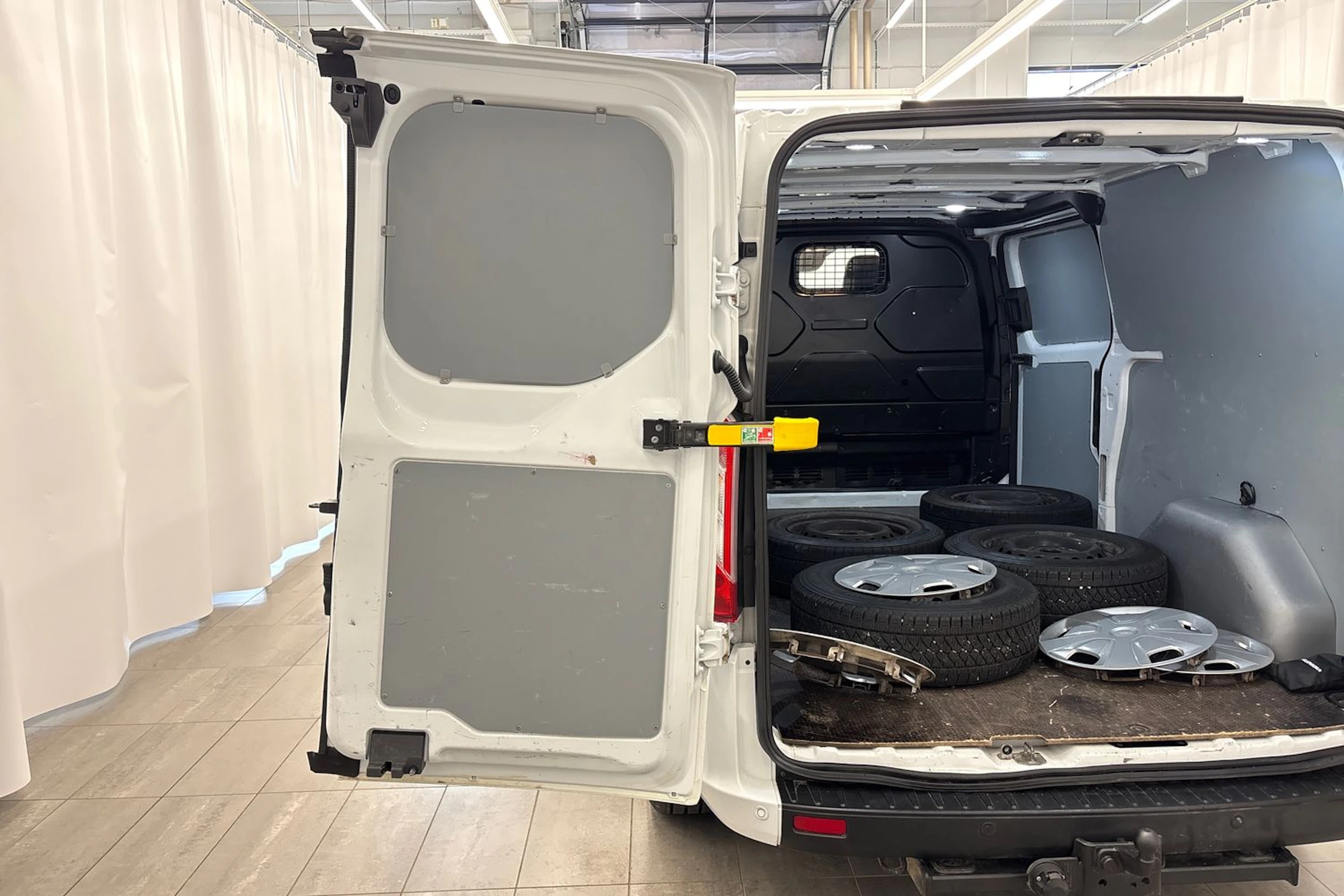 valkoinen Ford Transit Custom 2023 kuva 25.