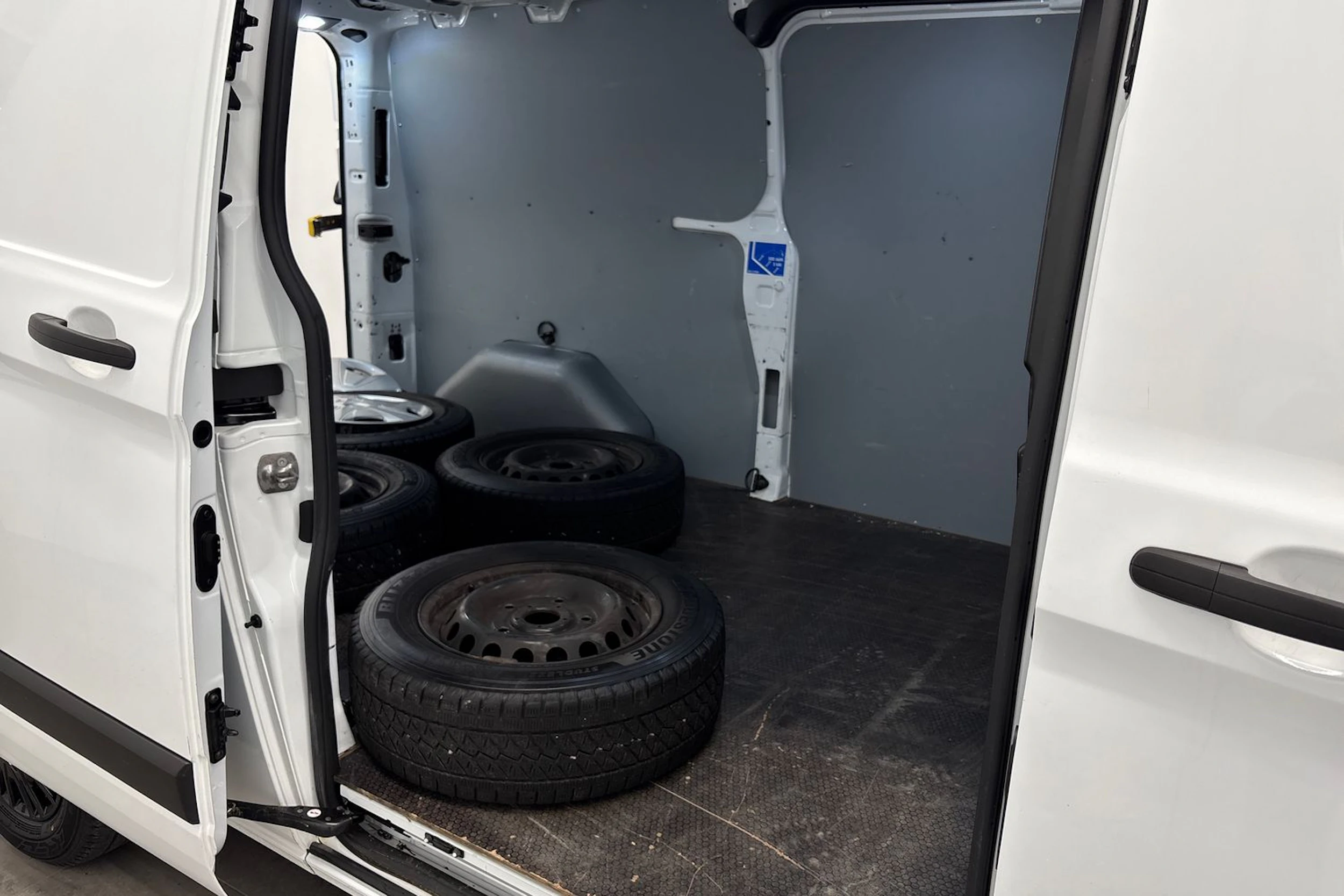 valkoinen Ford Transit Custom 2023 kuva 26.
