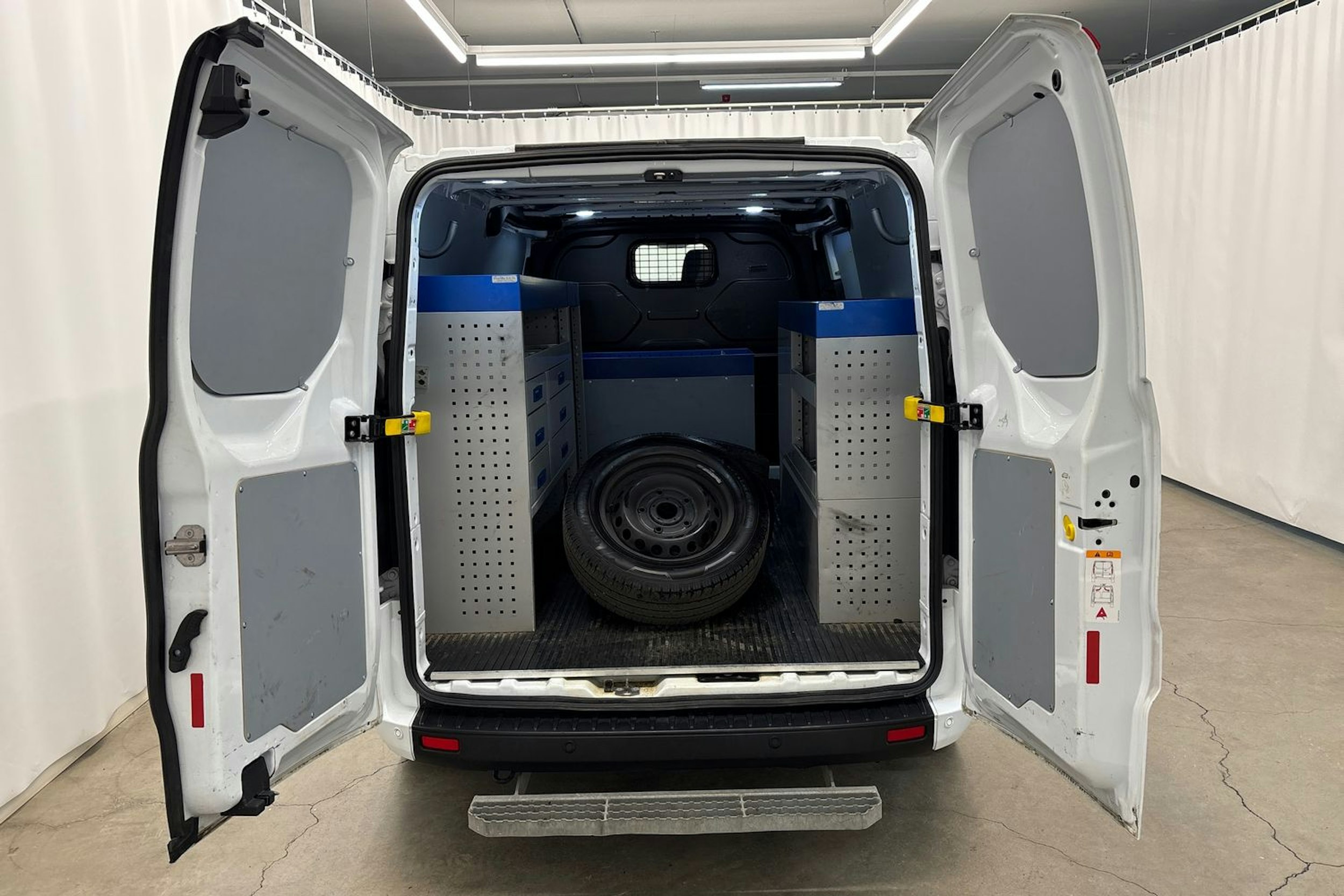 Valkoinen Ford Transit Custom 2023 kuva 12.