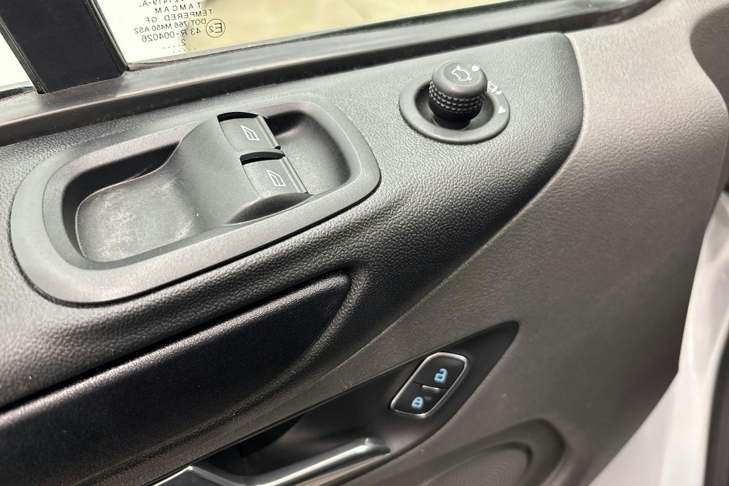 Valkoinen Ford Transit Custom 2023 kuva 13.