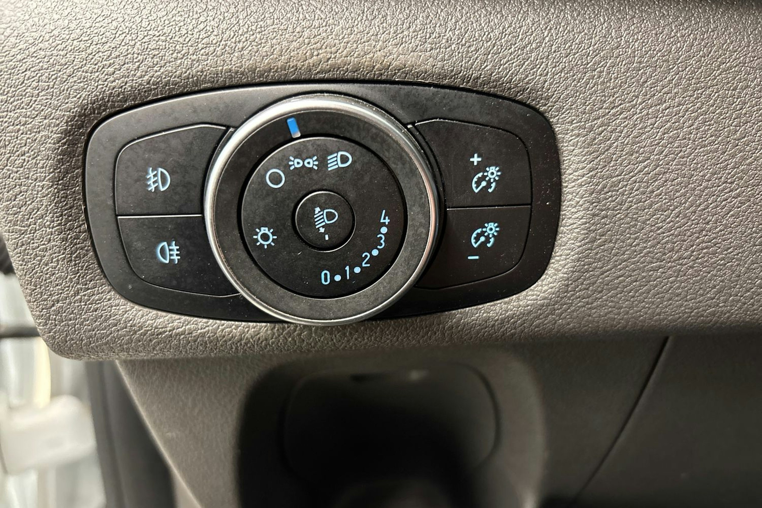 Valkoinen Ford Transit Custom 2023 kuva 14.