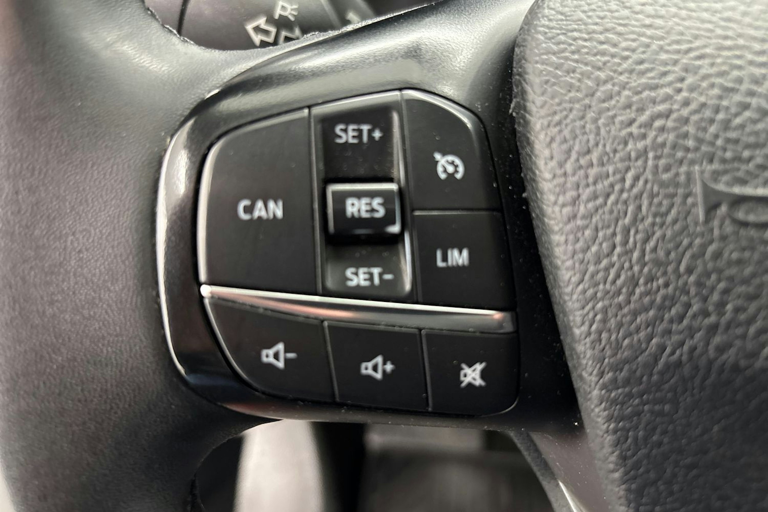 Valkoinen Ford Transit Custom 2023 kuva 15.