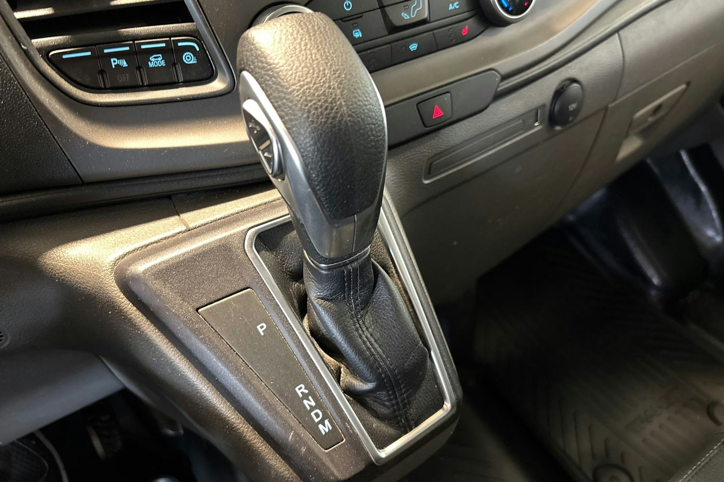Harmaa Ford Transit Custom 2023 kuva 21.