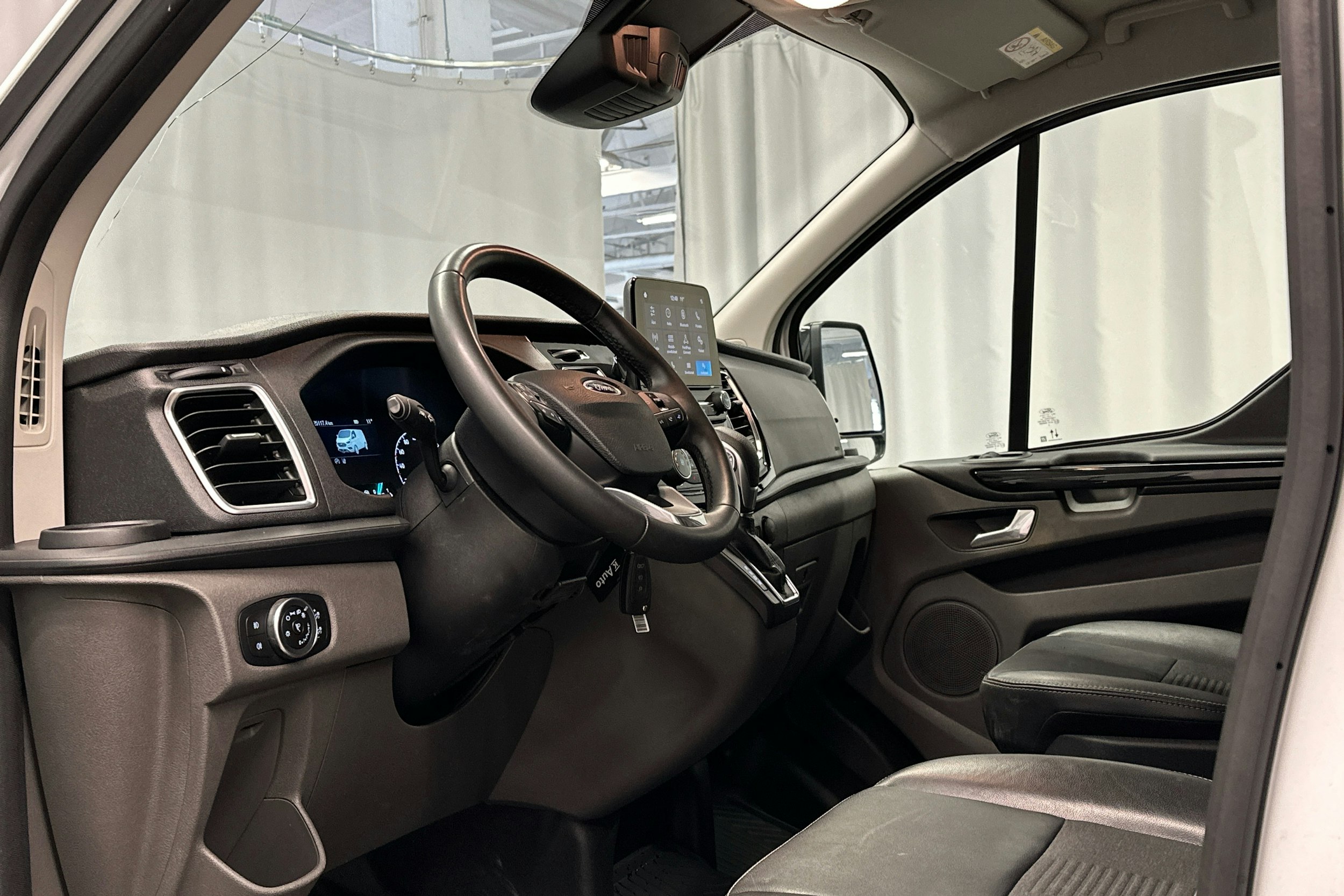 valkoinen Ford Transit Custom 2023 kuva 10.
