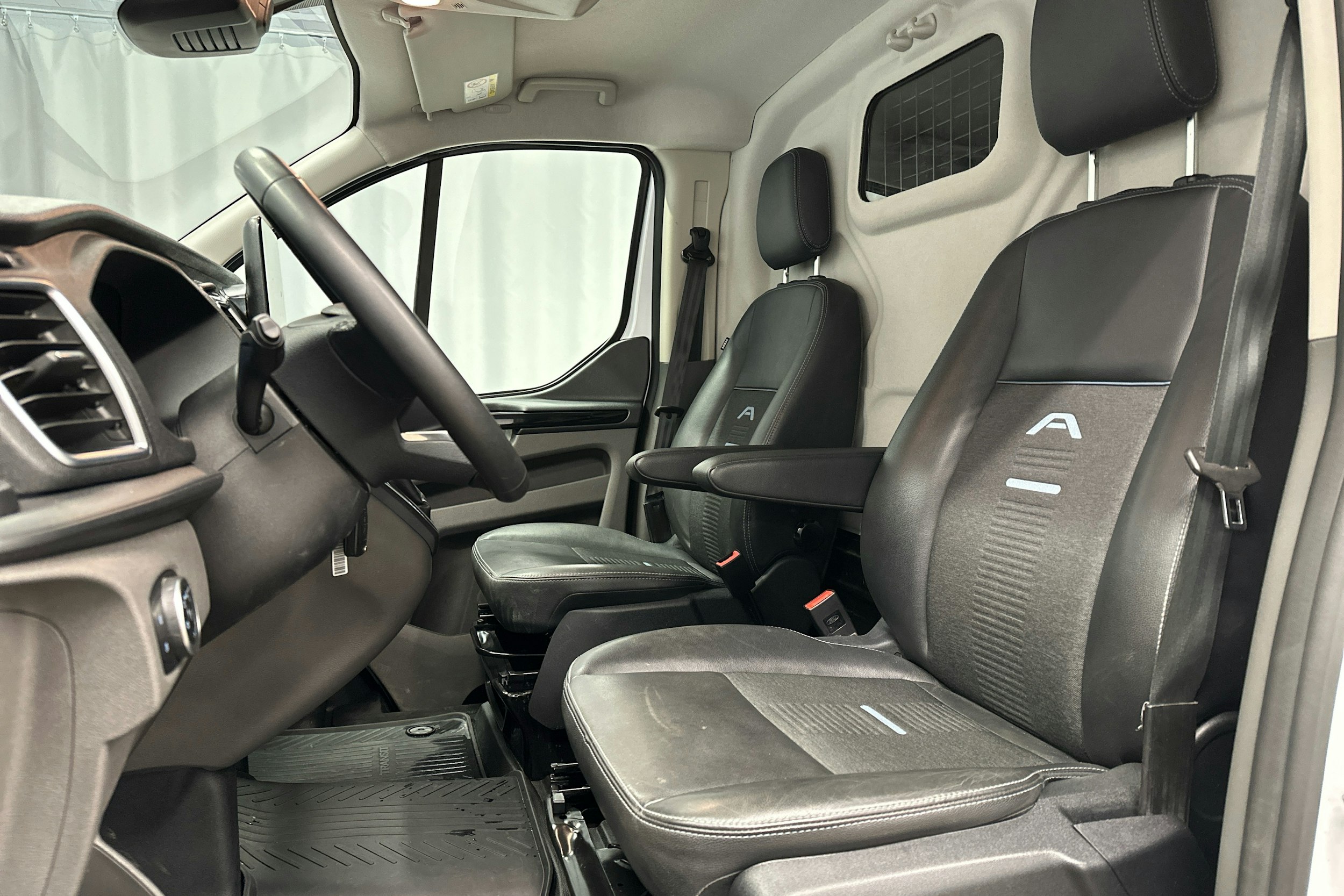 valkoinen Ford Transit Custom 2023 kuva 15.