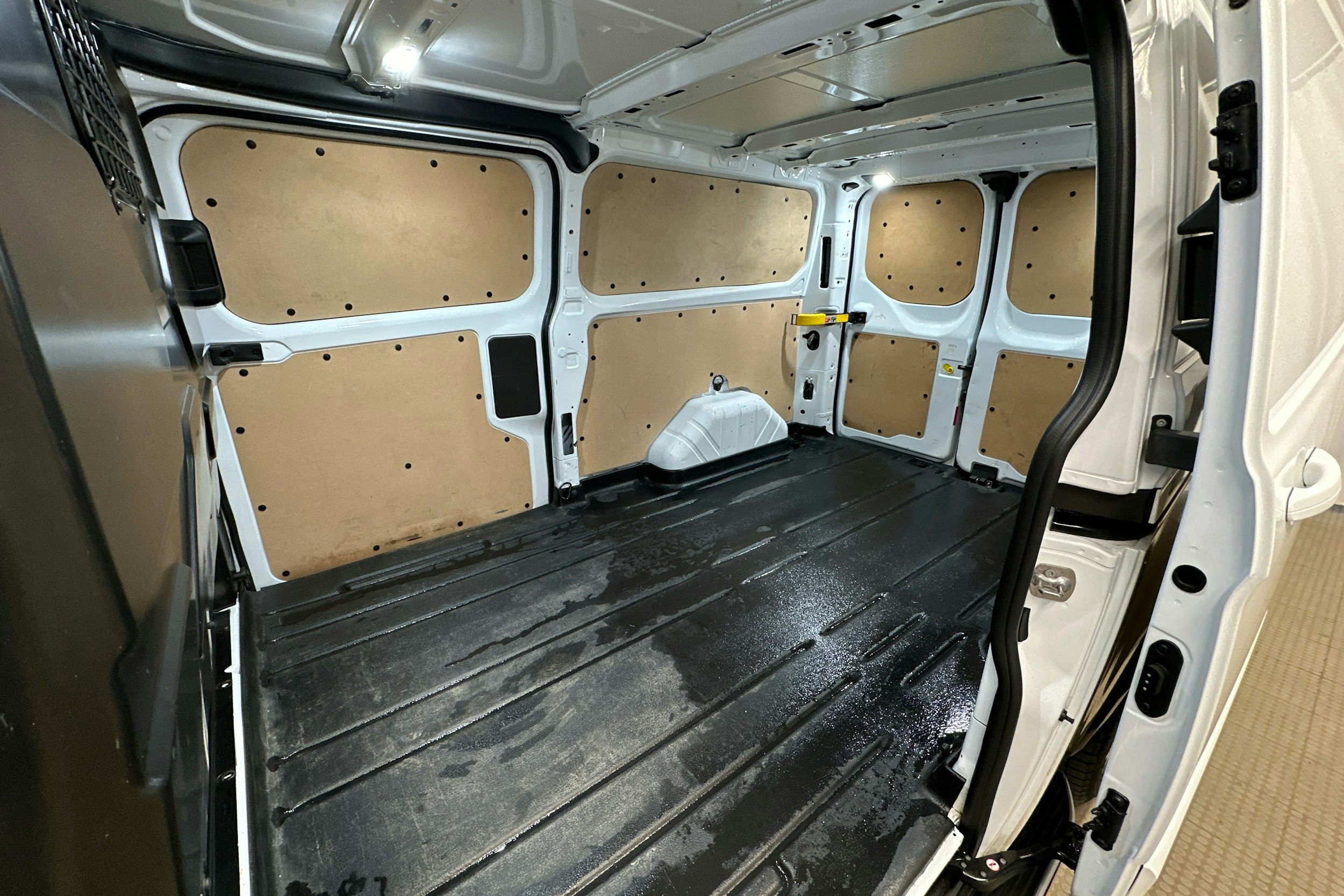 valkoinen Ford Transit Custom 2023 kuva 17.