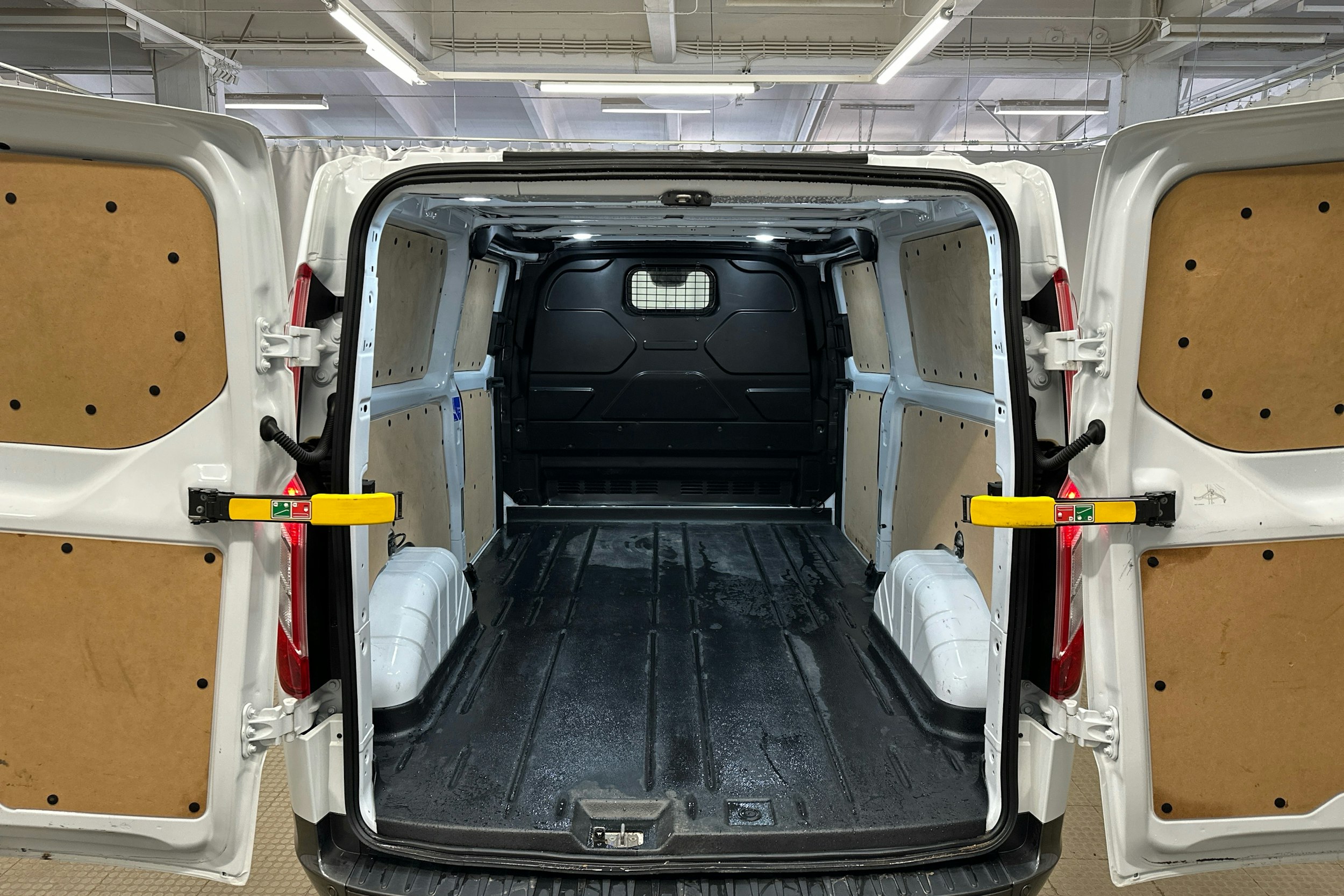 valkoinen Ford Transit Custom 2023 kuva 18.