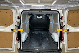 valkoinen Ford Transit Custom 2023 kuva 18.