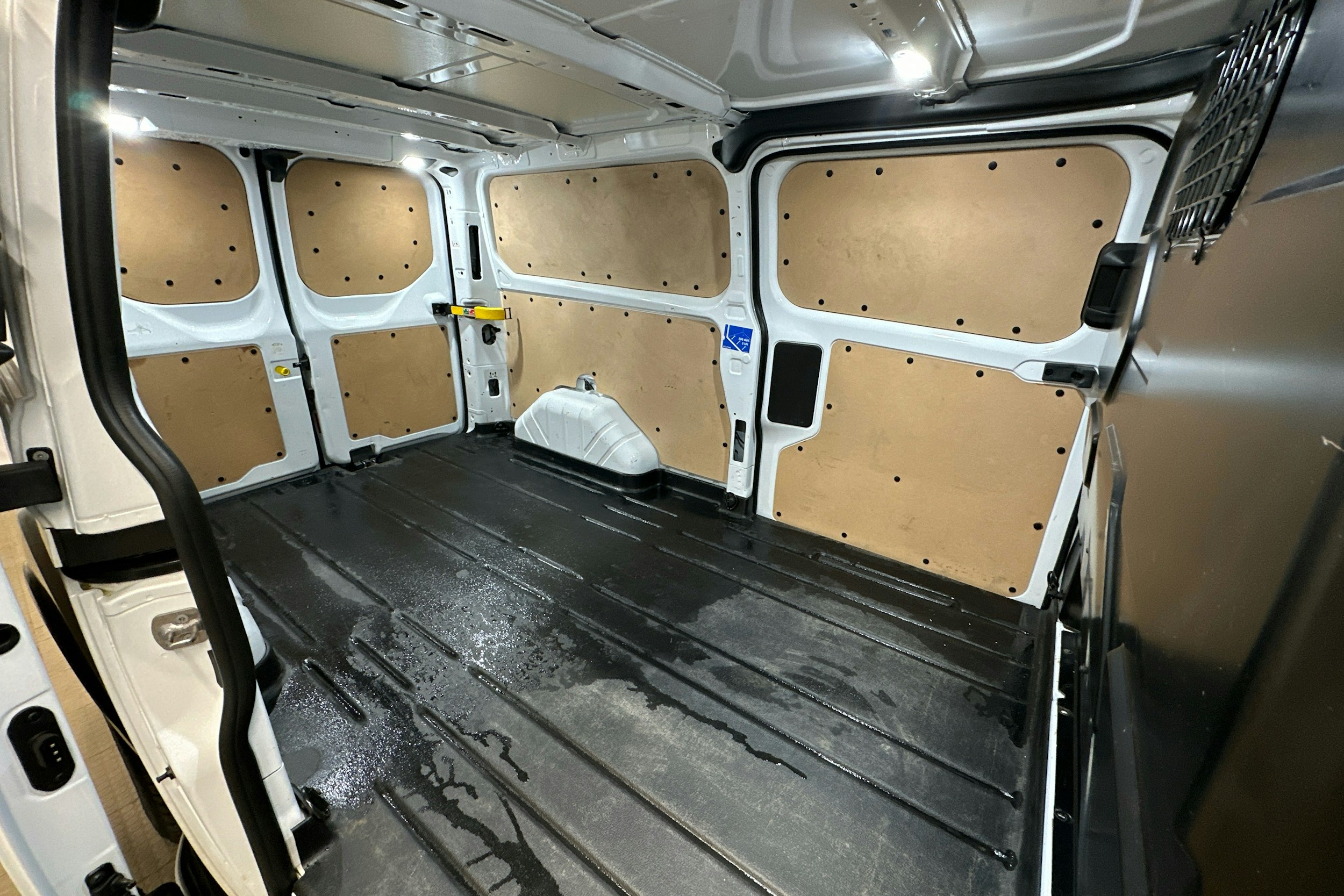 valkoinen Ford Transit Custom 2023 kuva 19.