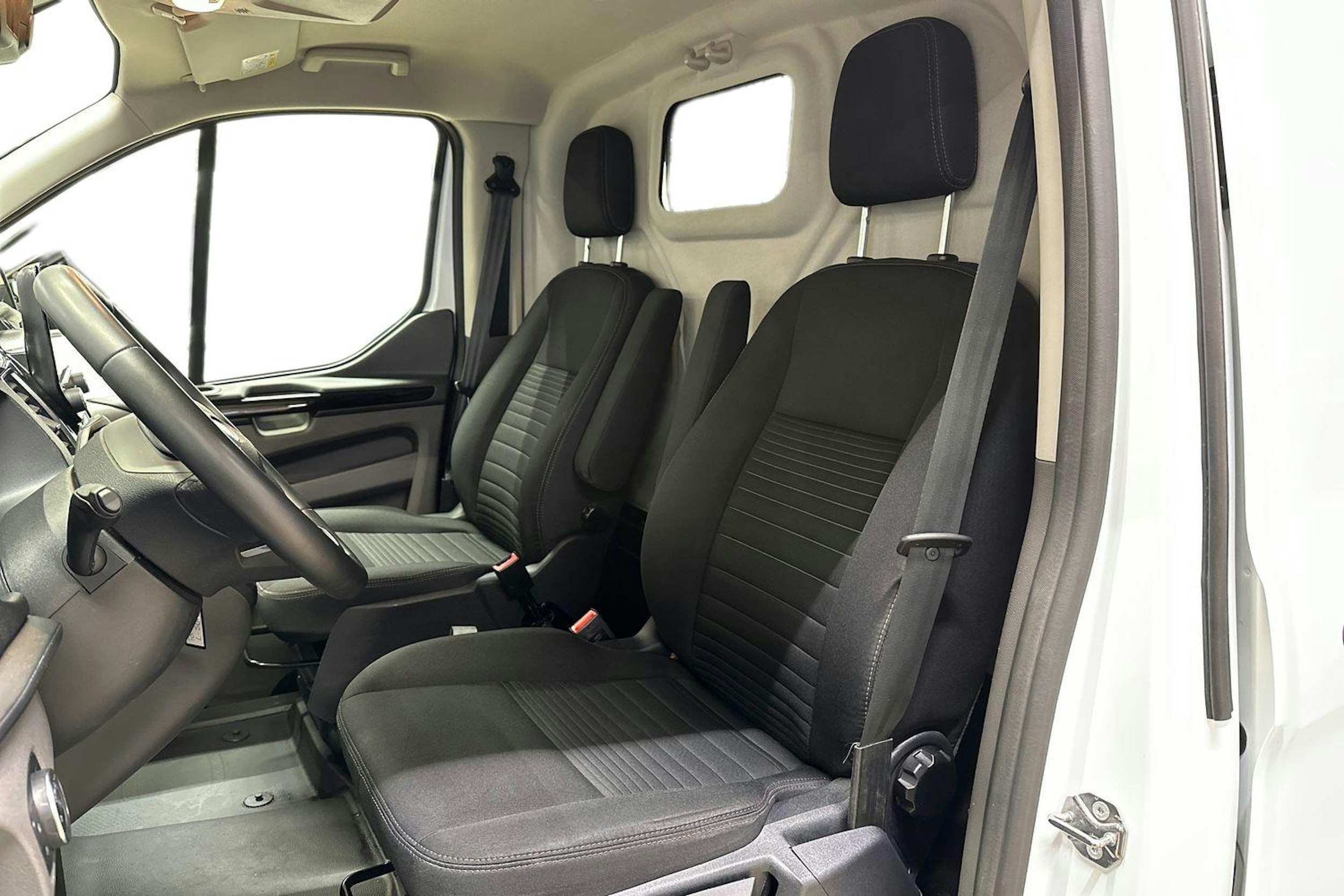 valkoinen Ford Transit Custom 2023 kuva 8.