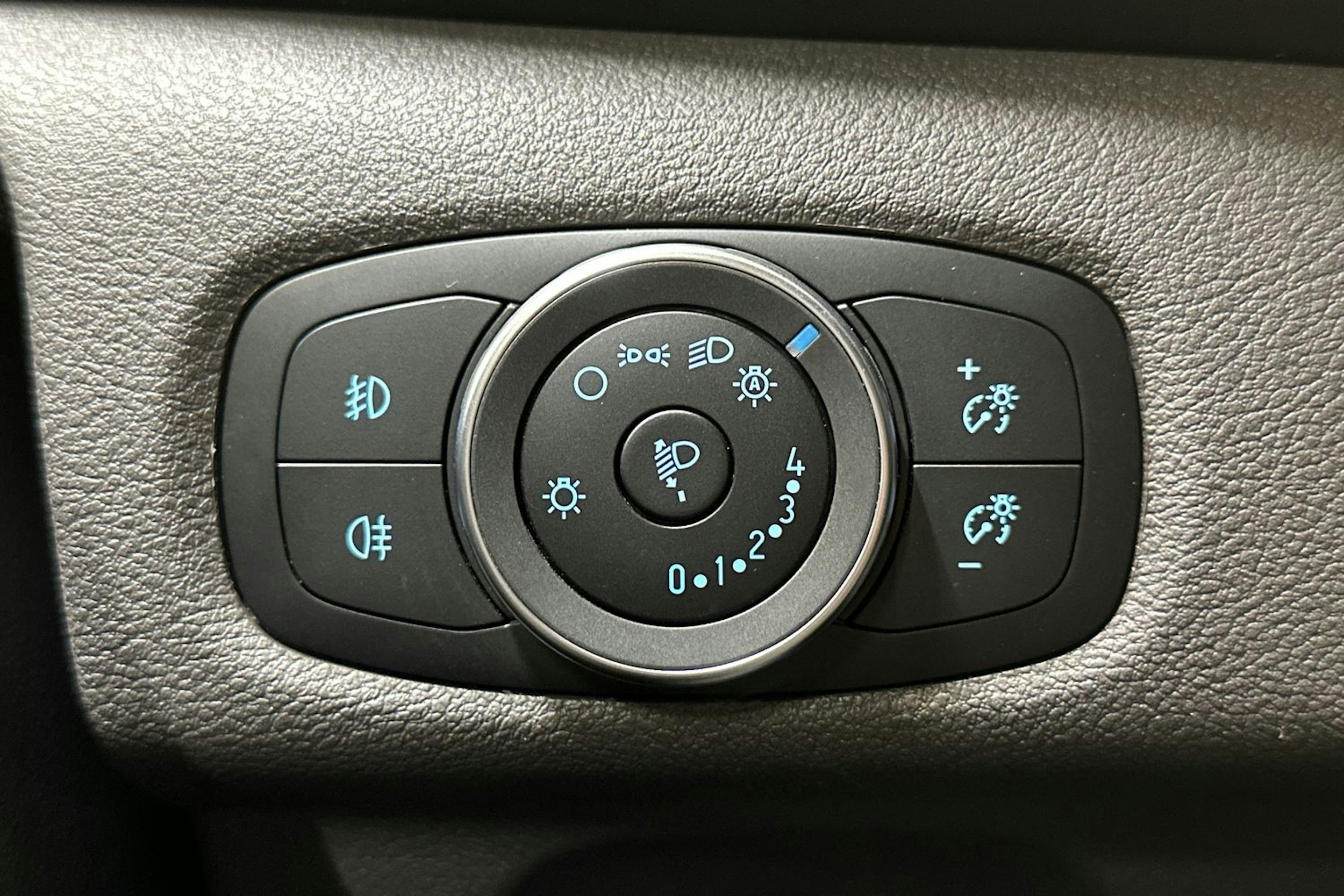 valkoinen Ford Transit Custom 2023 kuva 15.