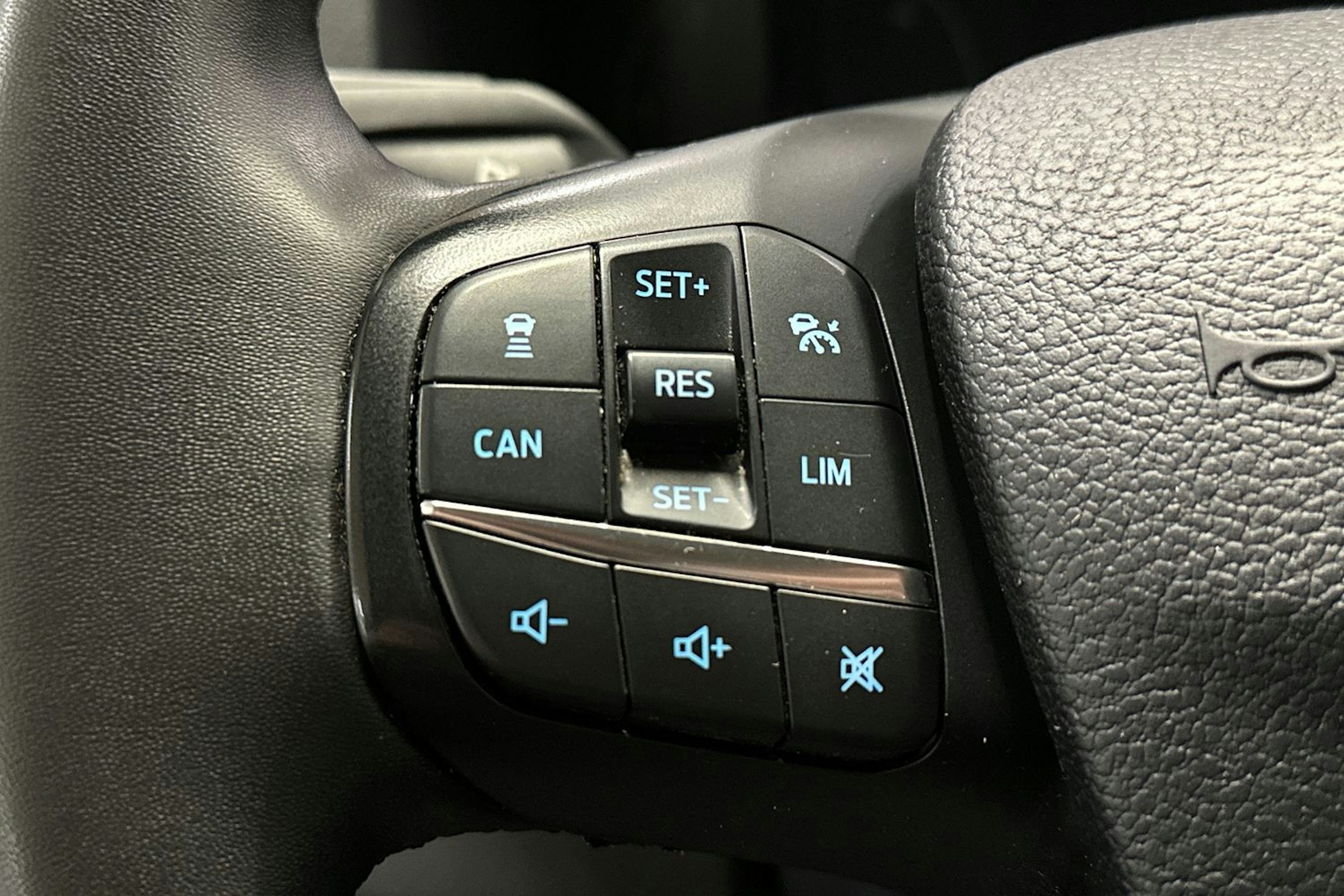 valkoinen Ford Transit Custom 2023 kuva 16.