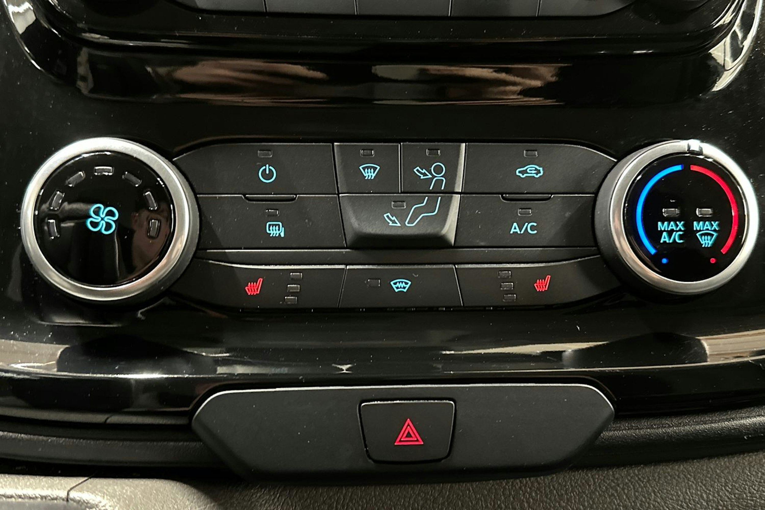 valkoinen Ford Transit Custom 2023 kuva 24.