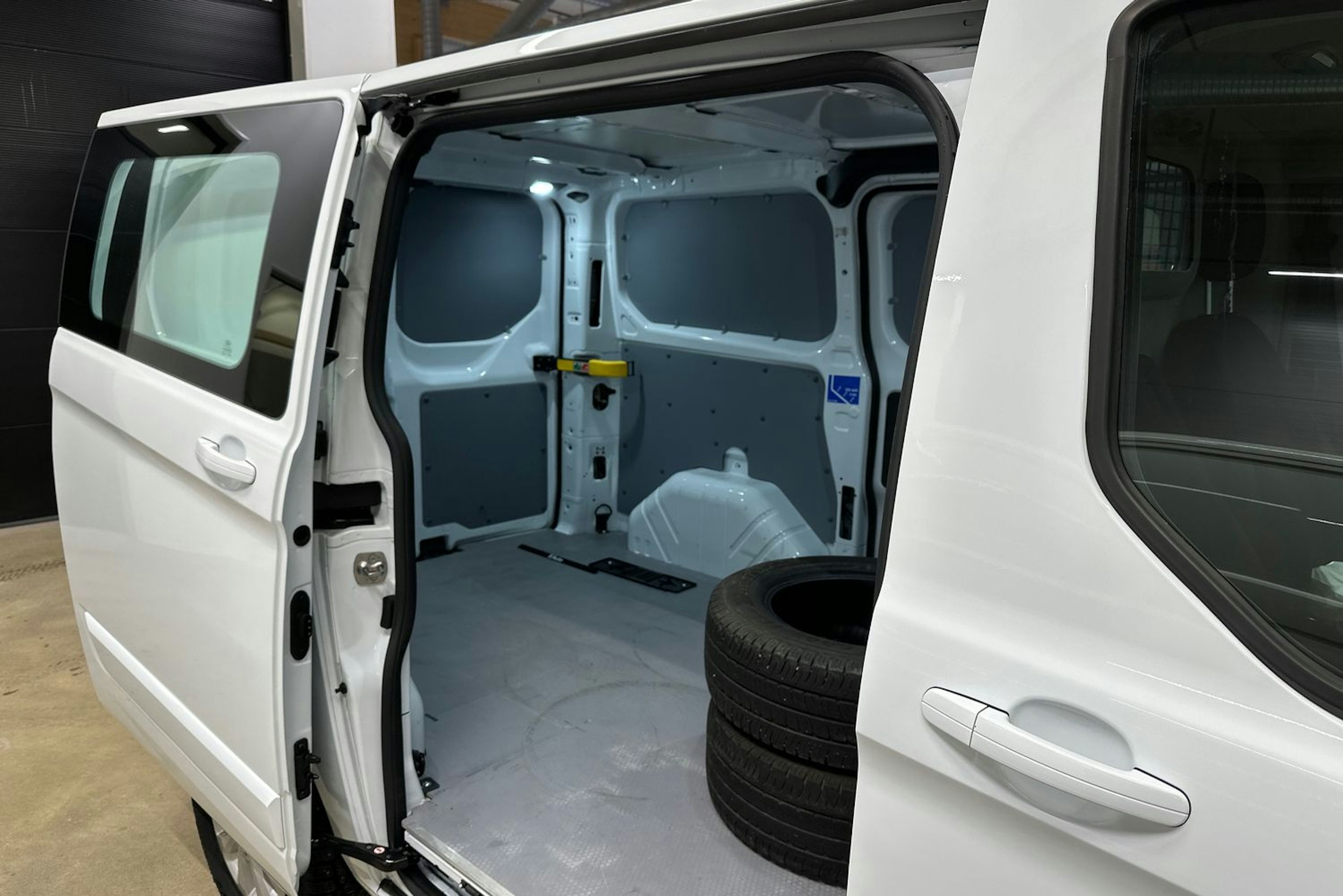 valkoinen Ford Transit Custom 2023 kuva 26.