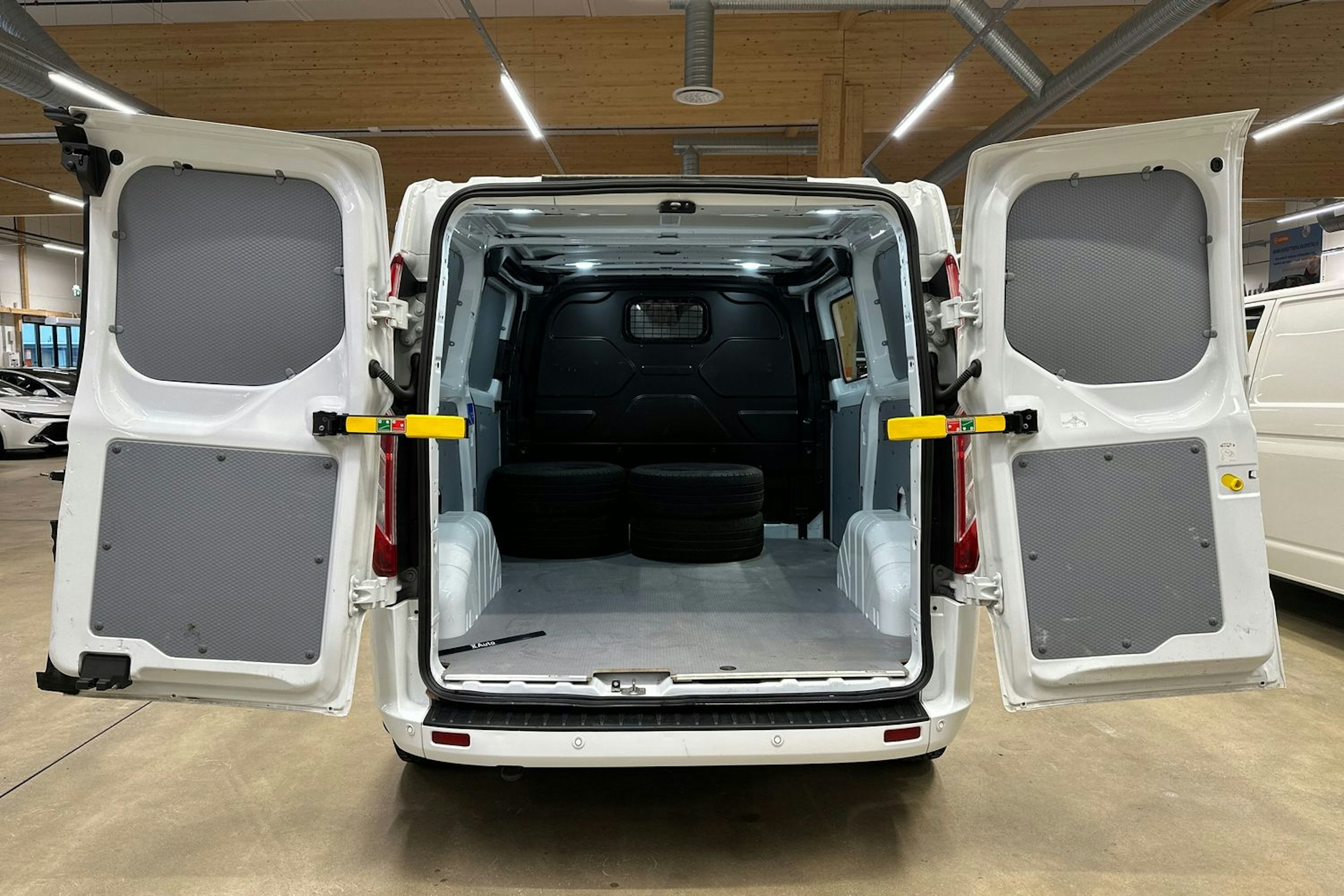 valkoinen Ford Transit Custom 2023 kuva 28.