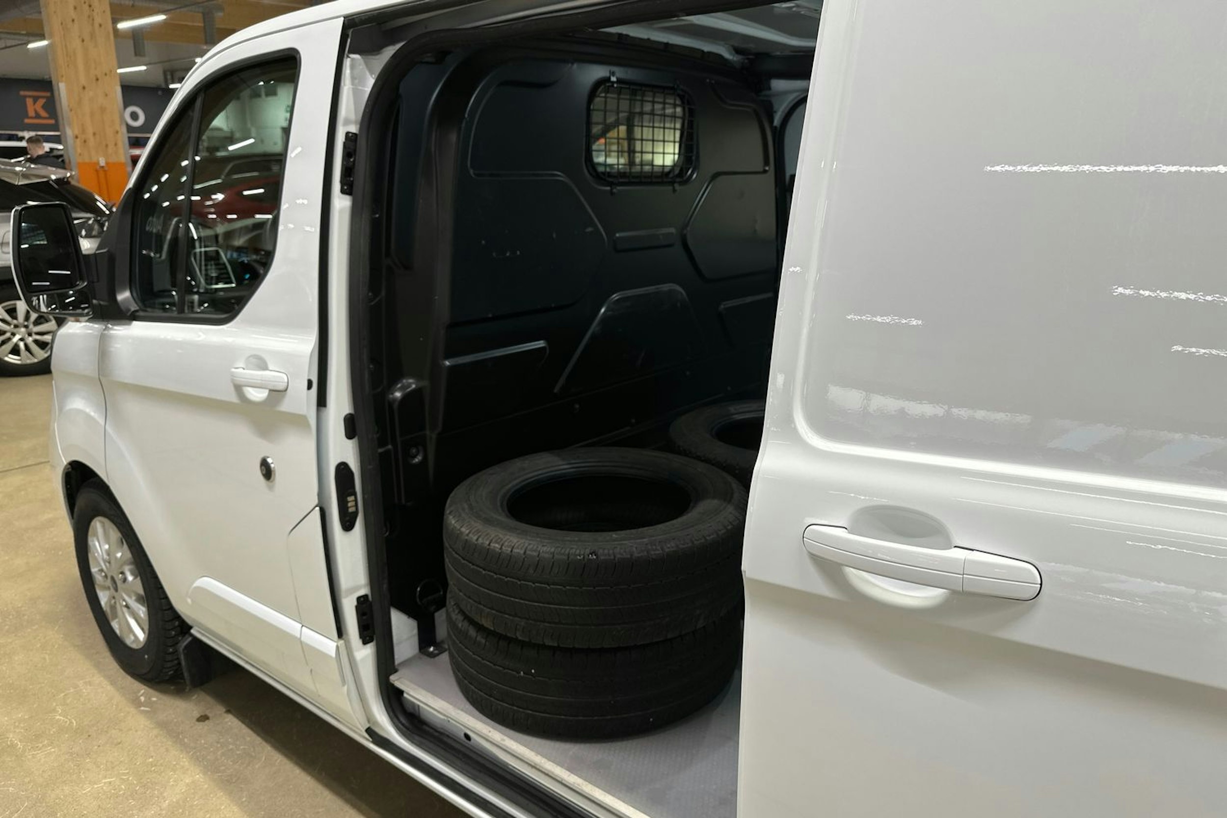 valkoinen Ford Transit Custom 2023 kuva 30.