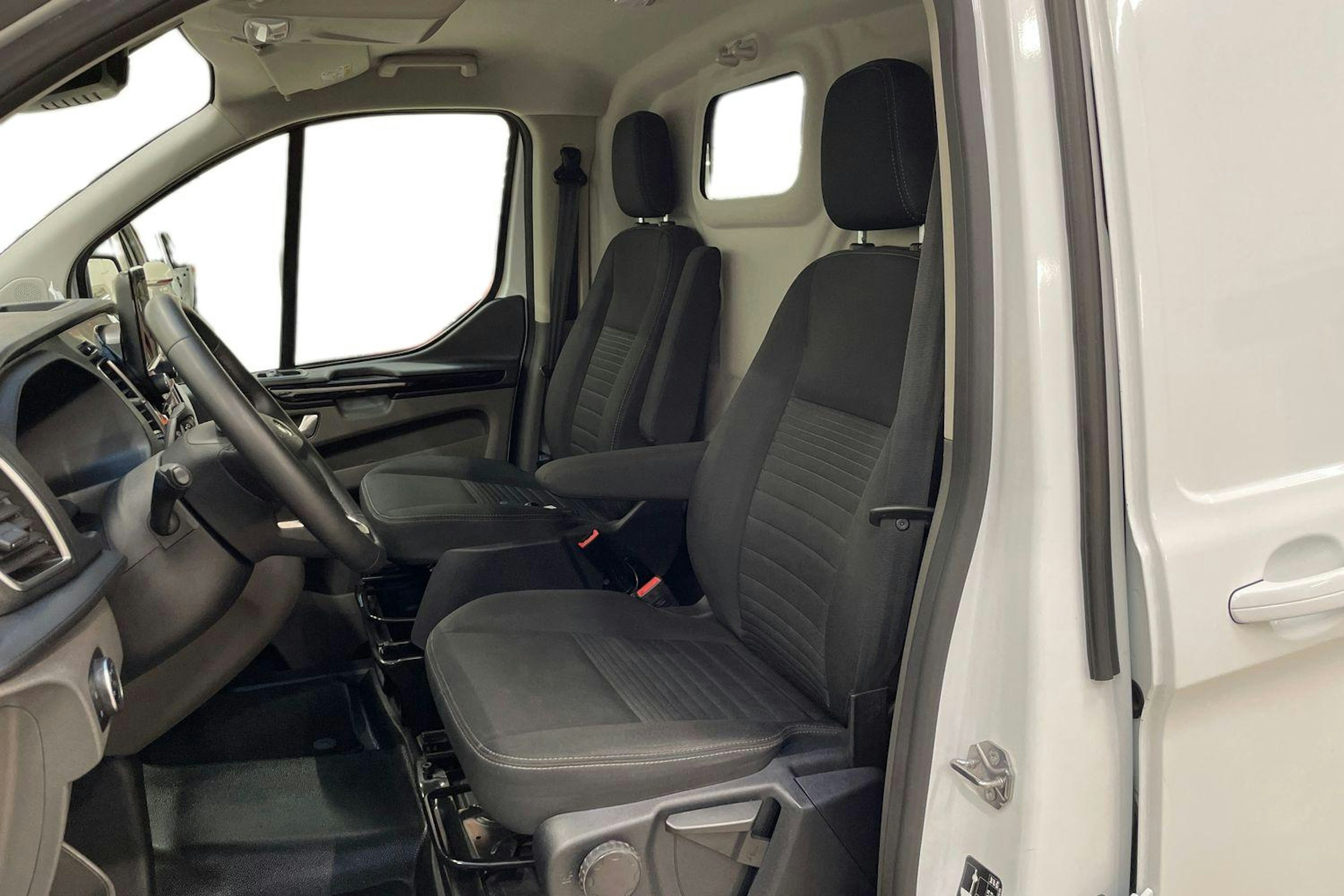 valkoinen Ford Transit Custom 2023 kuva 8.
