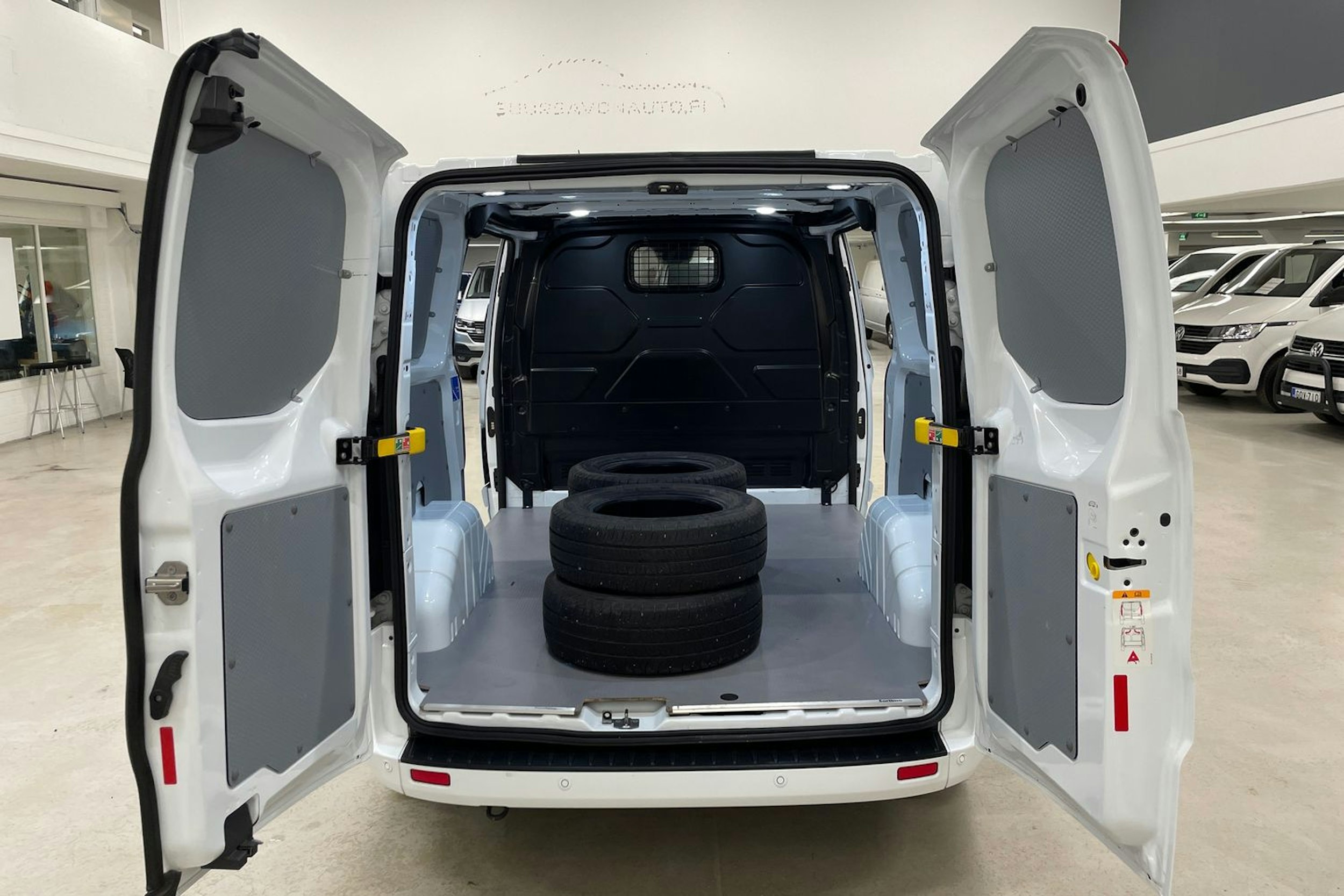 valkoinen Ford Transit Custom 2023 kuva 15.