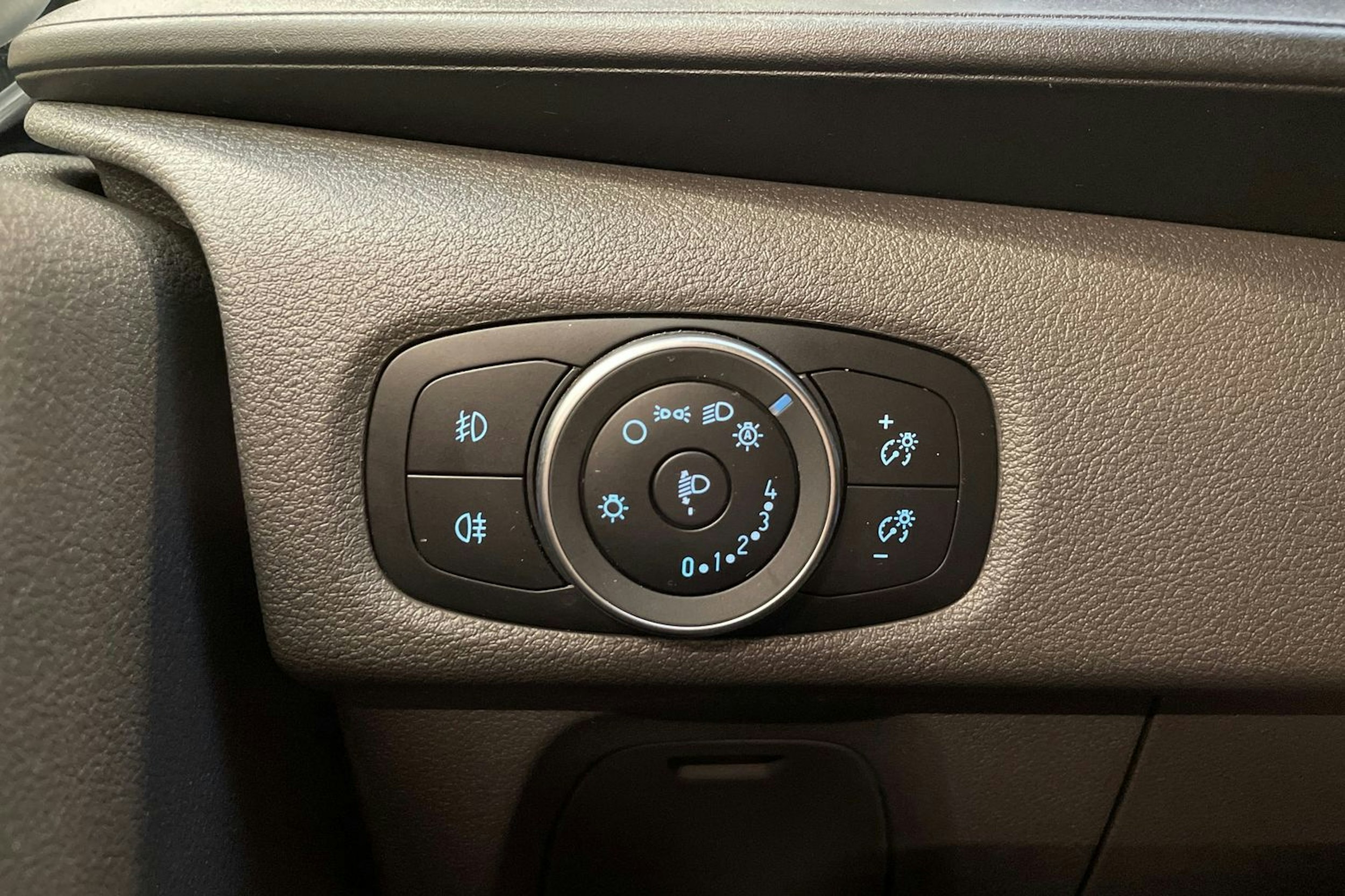 valkoinen Ford Transit Custom 2023 kuva 26.